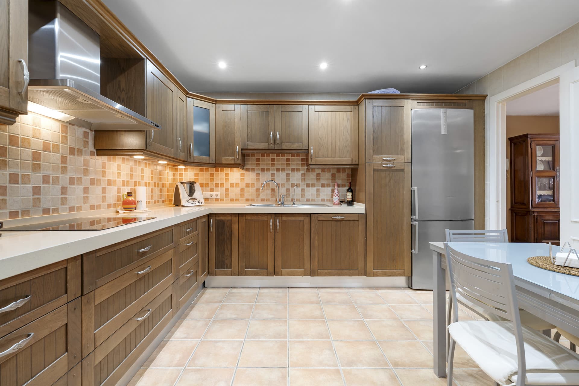 ESPACIOSO APARTAMENTO DE 3 DORMITORIOS NUEVA ANDALUCÍA - A PIE DE PUERTO BANÚS Idealmente situado en el corazón de Nueva