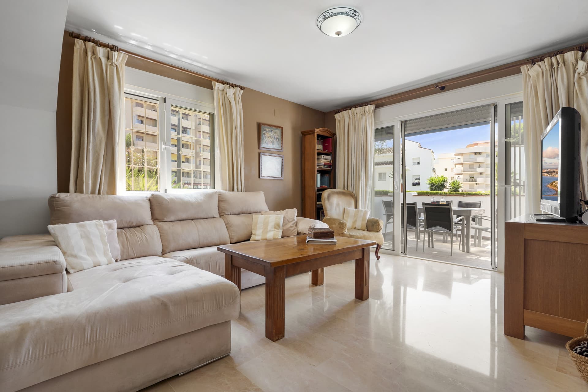 ESPACIOSO APARTAMENTO DE 3 DORMITORIOS NUEVA ANDALUCÍA - A PIE DE PUERTO BANÚS Idealmente situado en el corazón de Nueva