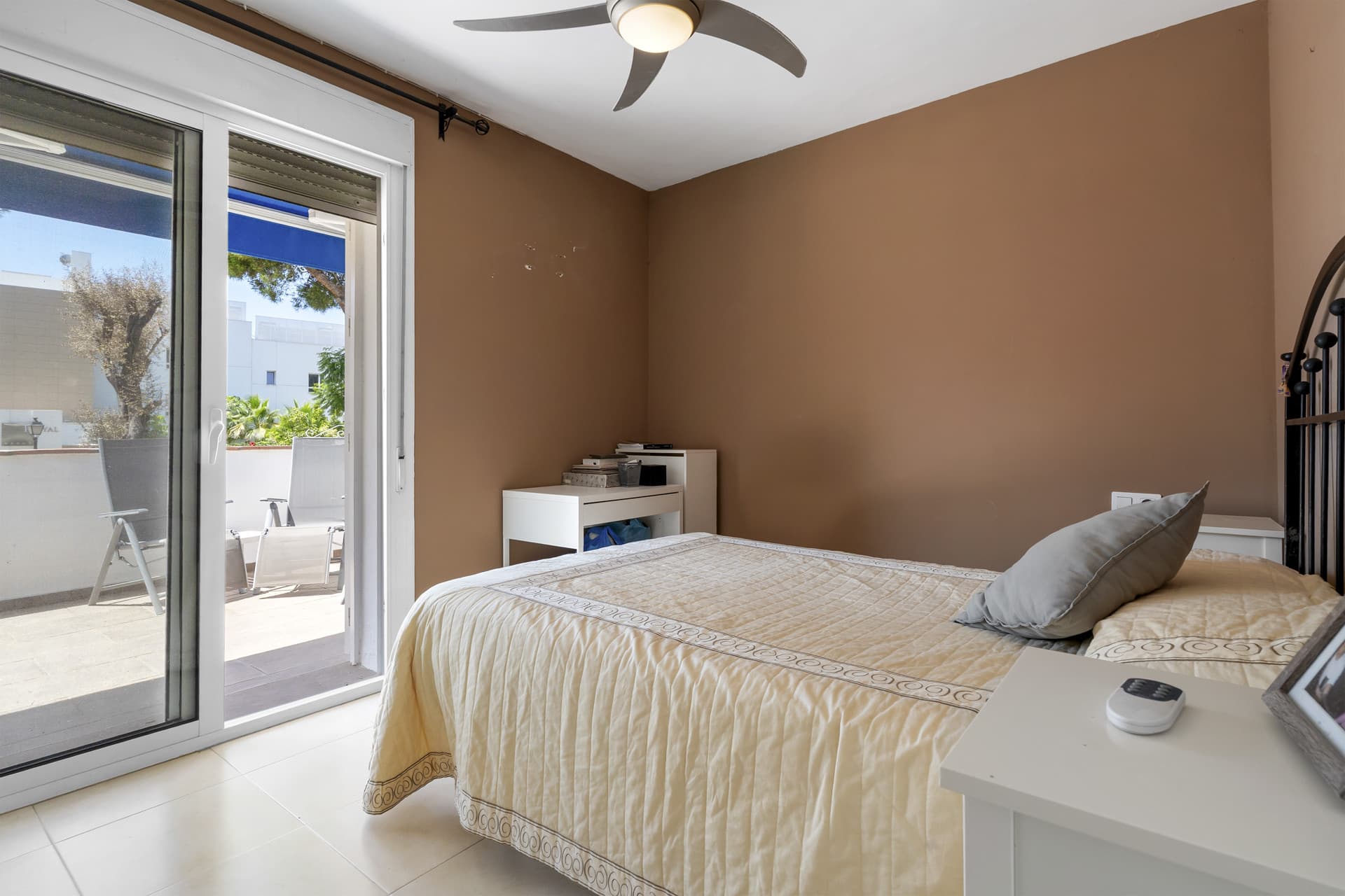 ESPACIOSO APARTAMENTO DE 3 DORMITORIOS NUEVA ANDALUCÍA - A PIE DE PUERTO BANÚS Idealmente situado en el corazón de Nueva