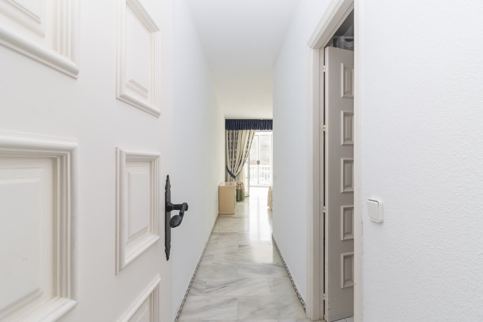 Apartment in Castillo Sohail, 2nd line to the beach, with 134 m² built, 3 bedrooms, 2 bathrooms, good condition, exterio
