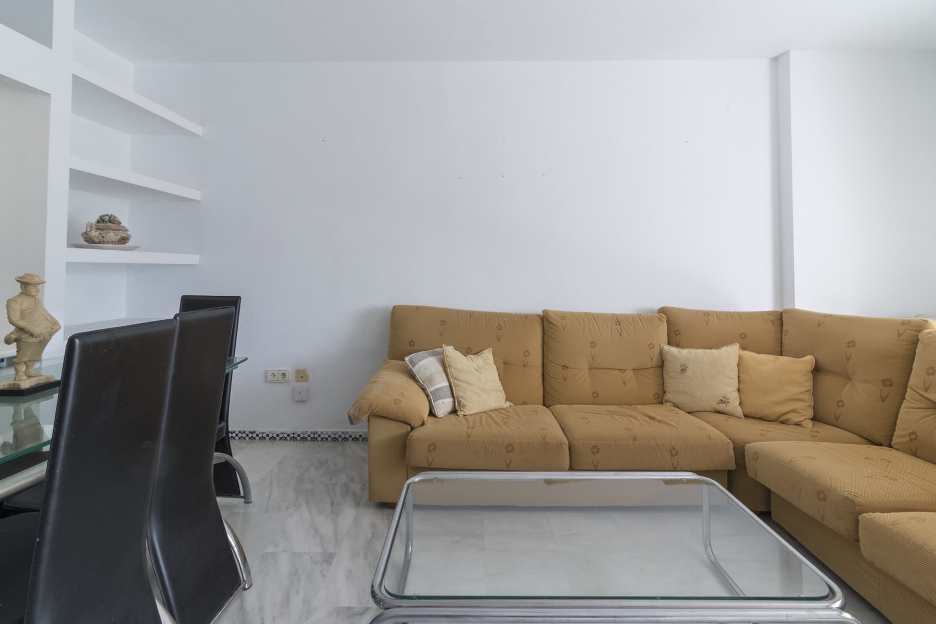 Apartment in Castillo Sohail, 2nd line to the beach, with 134 m² built, 3 bedrooms, 2 bathrooms, good condition, exterio