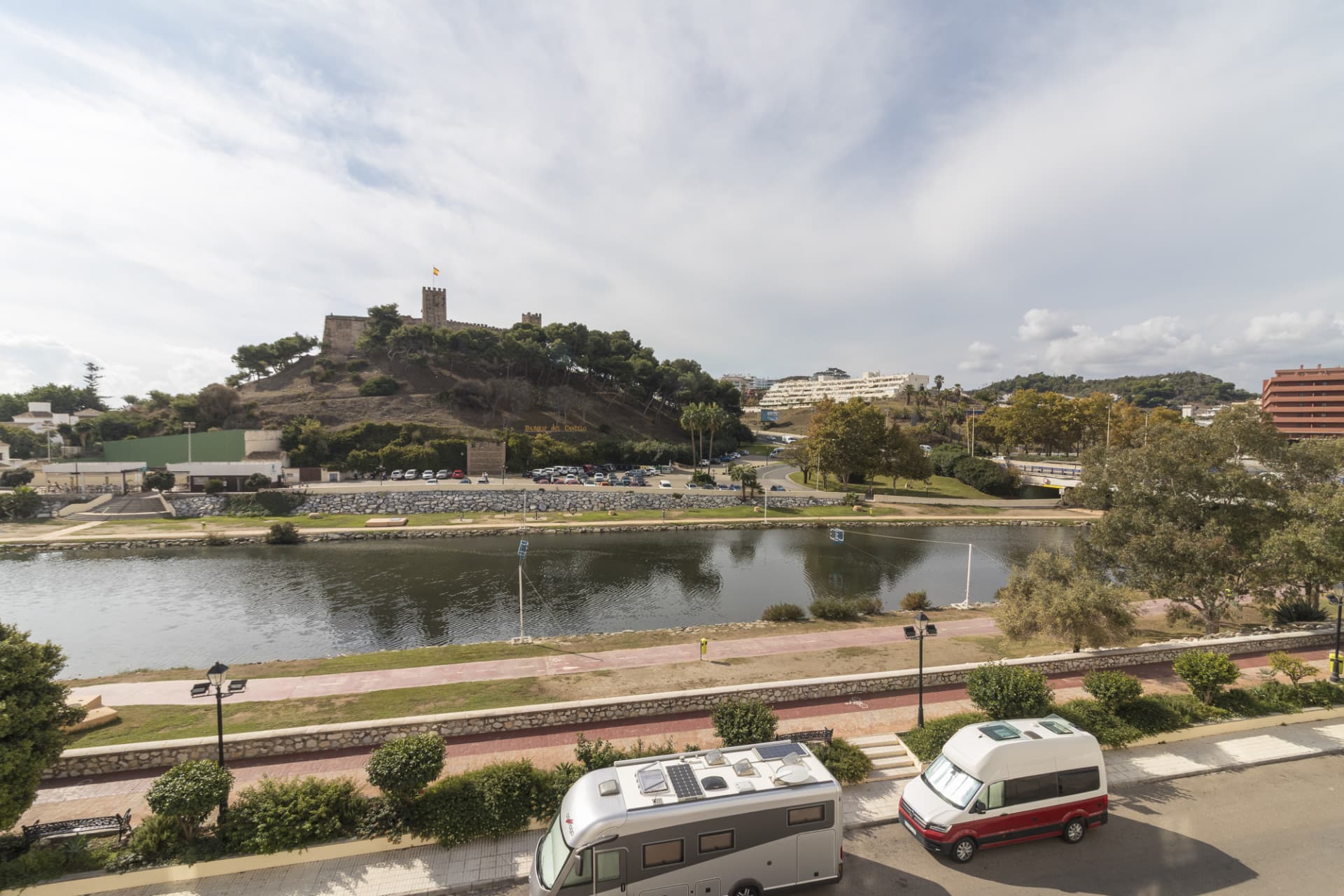 Apartment in Castillo Sohail, 2nd line to the beach, with 134 m² built, 3 bedrooms, 2 bathrooms, good condition, exterio