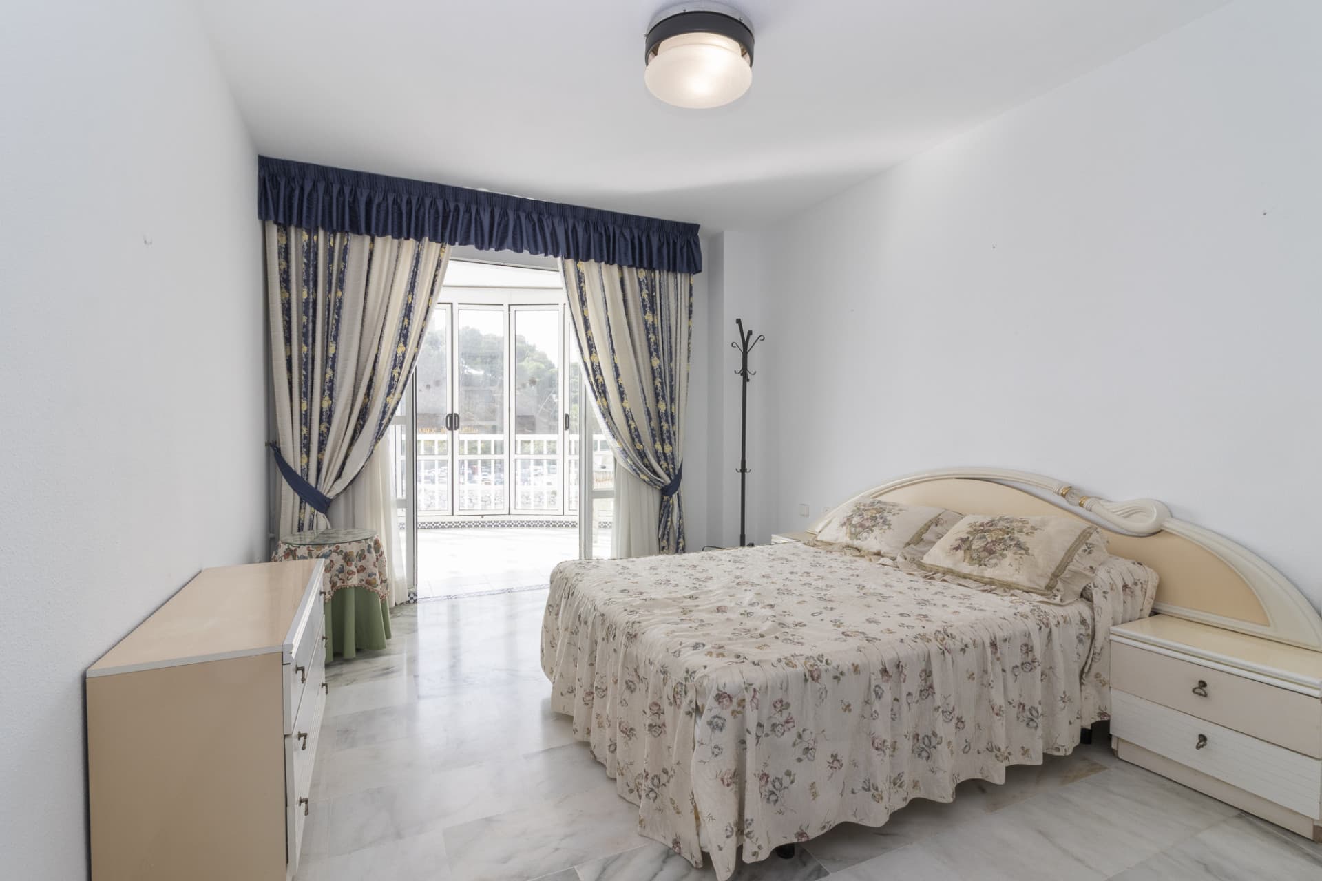 Apartment in Castillo Sohail, 2nd line to the beach, with 134 m² built, 3 bedrooms, 2 bathrooms, good condition, exterio