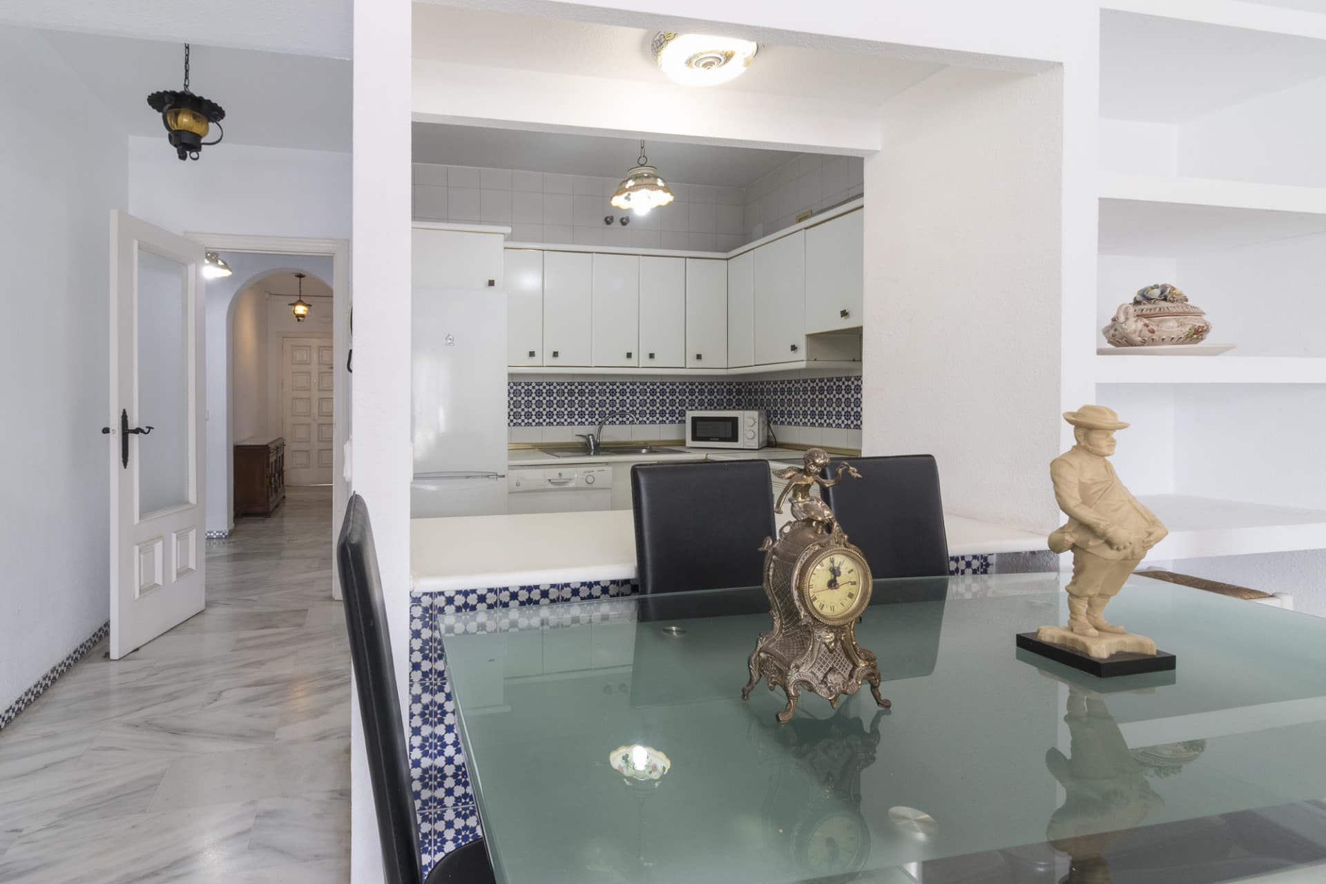 Apartment in Castillo Sohail, 2nd line to the beach, with 134 m² built, 3 bedrooms, 2 bathrooms, good condition, exterio