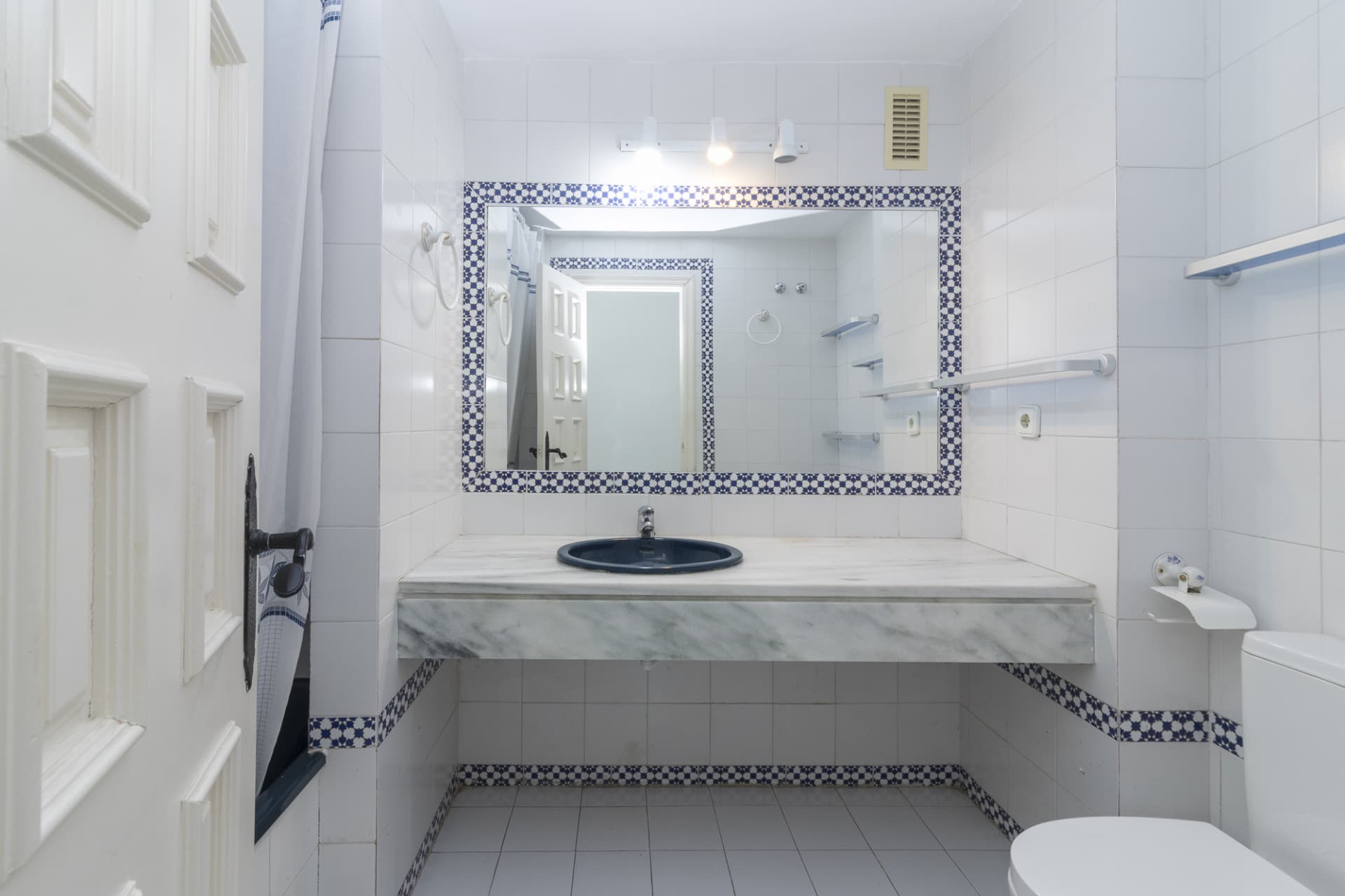 Apartment in Castillo Sohail, 2nd line to the beach, with 134 m² built, 3 bedrooms, 2 bathrooms, good condition, exterio