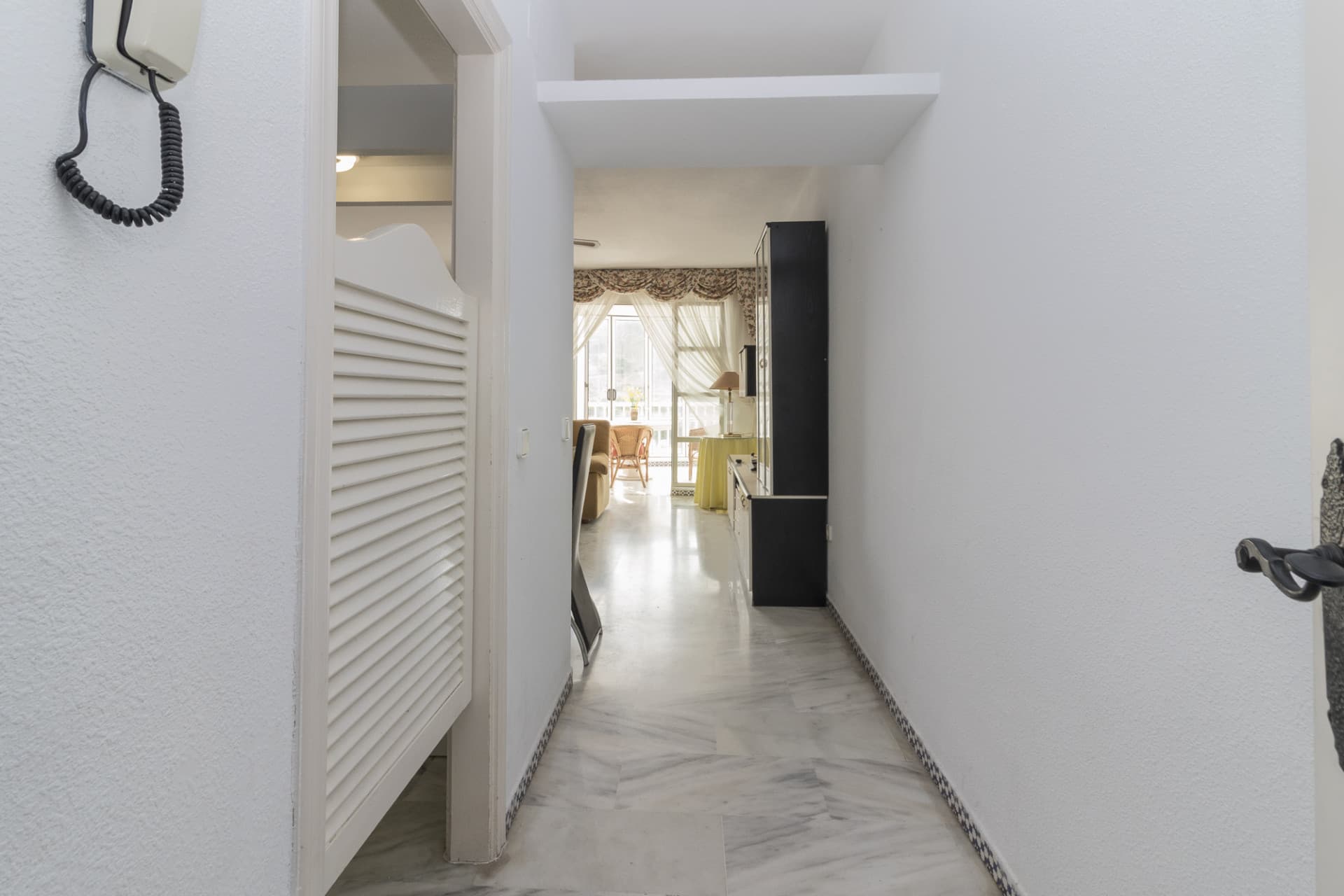 Apartment in Castillo Sohail, 2nd line to the beach, with 134 m² built, 3 bedrooms, 2 bathrooms, good condition, exterio