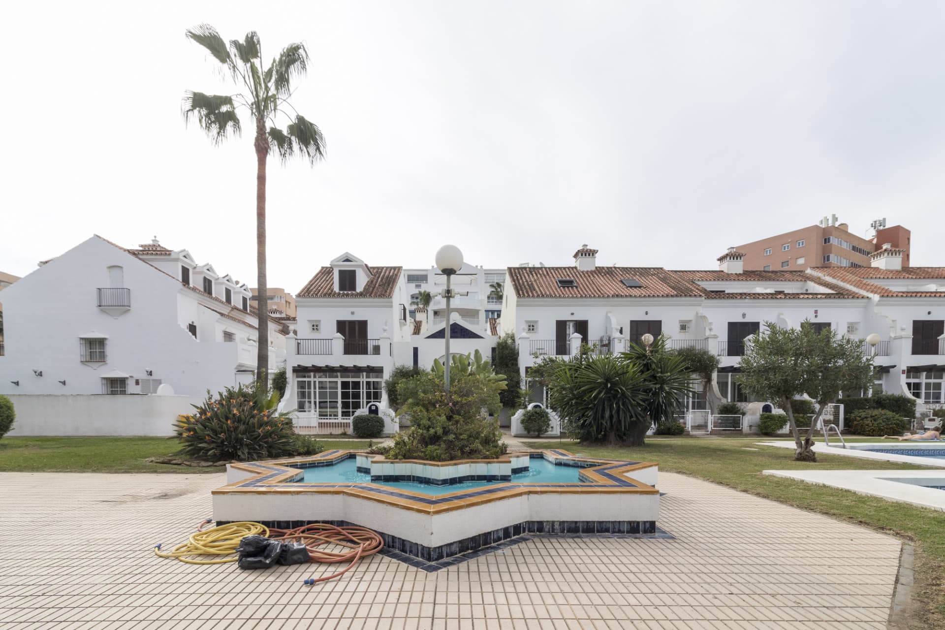 Apartment in Castillo Sohail, 2nd line to the beach, with 134 m² built, 3 bedrooms, 2 bathrooms, good condition, exterio