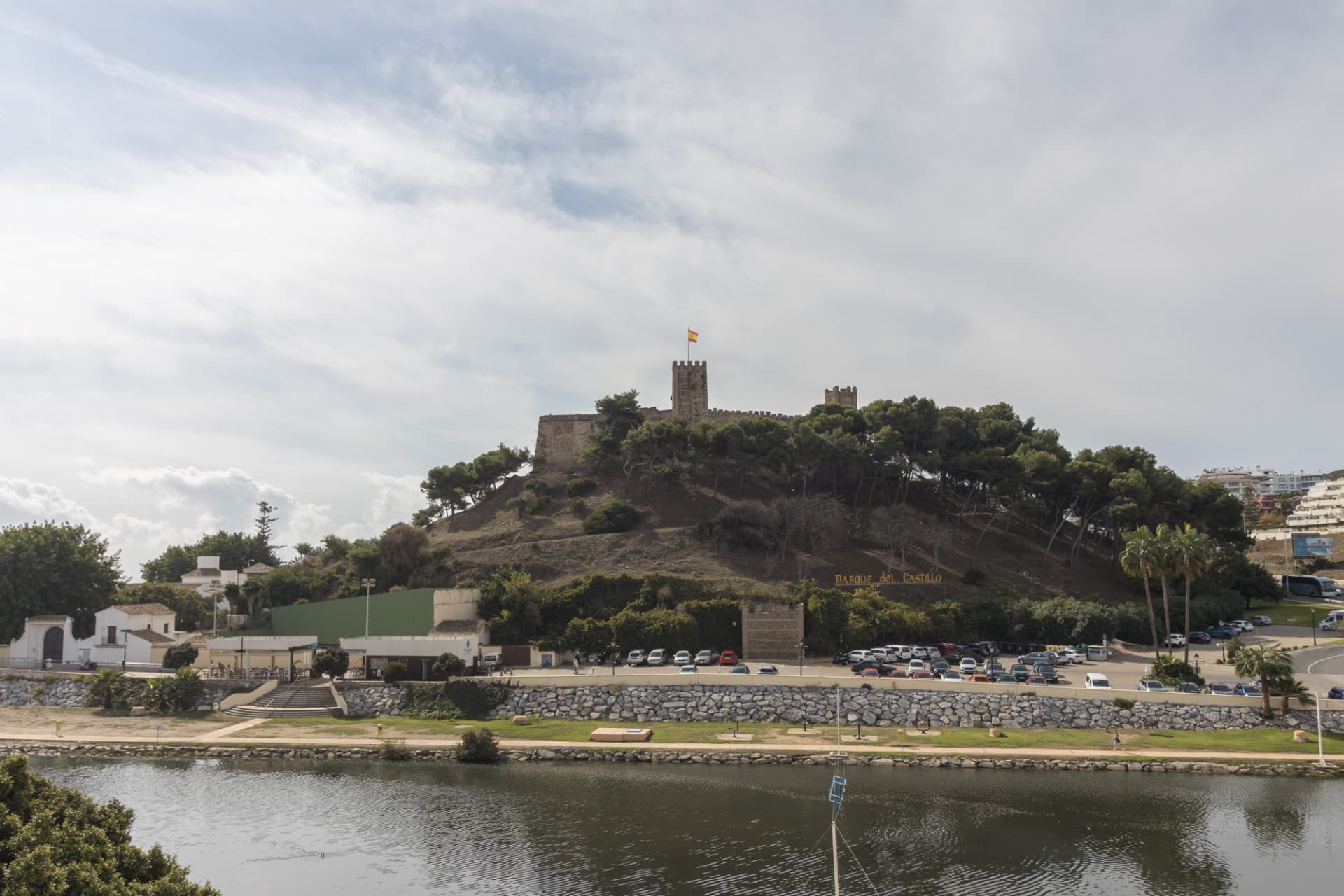 Apartment in Castillo Sohail, 2nd line to the beach, with 134 m² built, 3 bedrooms, 2 bathrooms, good condition, exterio