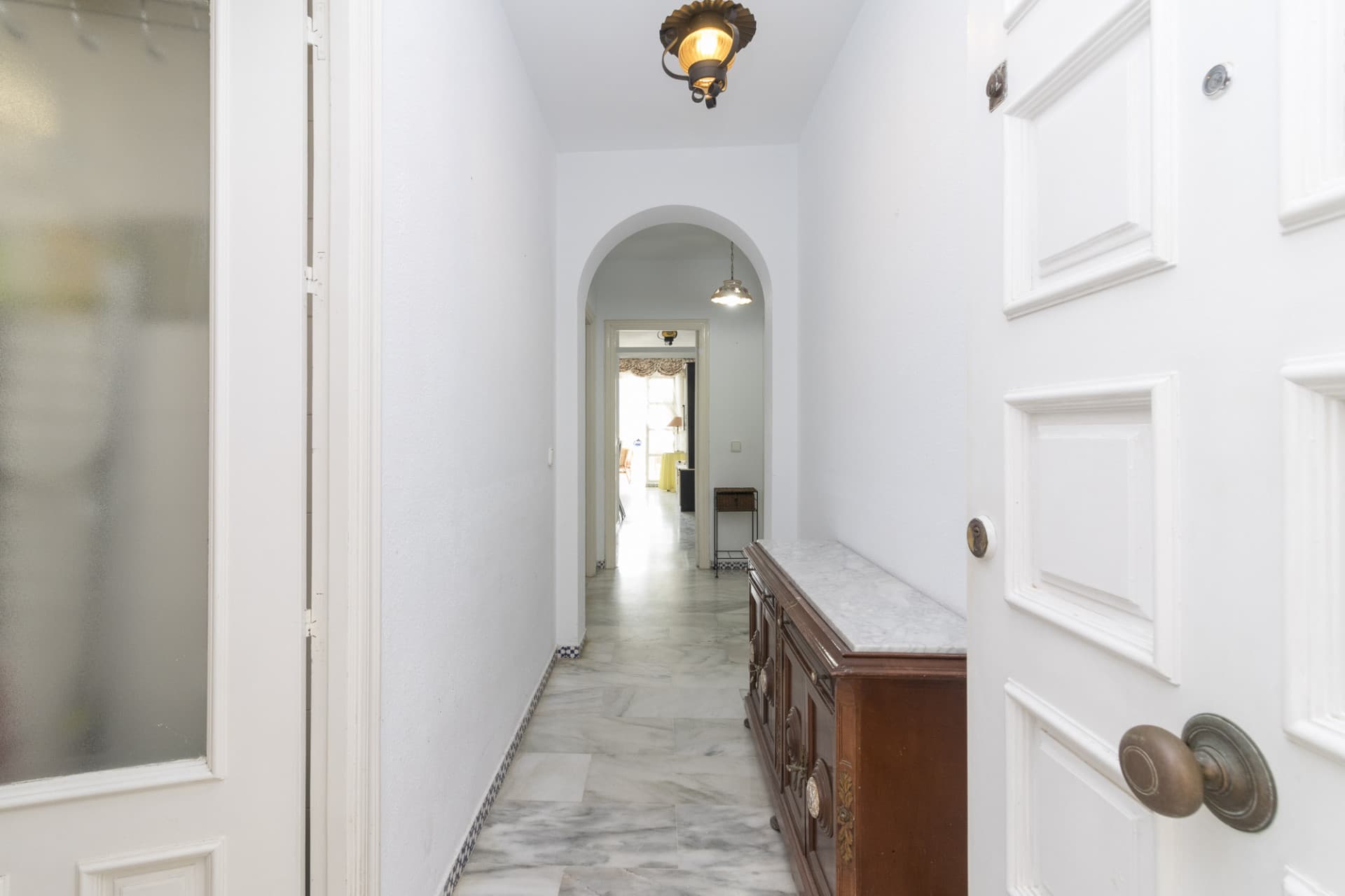 Apartment in Castillo Sohail, 2nd line to the beach, with 134 m² built, 3 bedrooms, 2 bathrooms, good condition, exterio