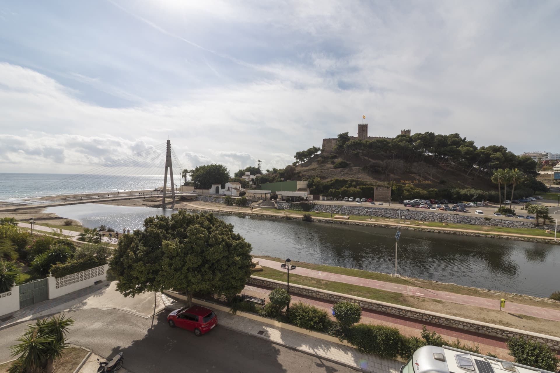 Apartment in Castillo Sohail, 2nd line to the beach, with 134 m² built, 3 bedrooms, 2 bathrooms, good condition, exterio