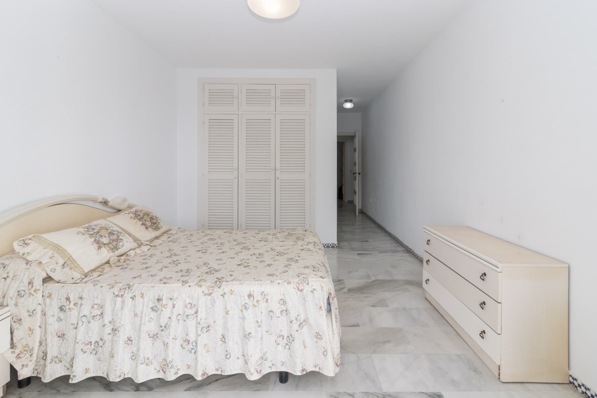 Apartment in Castillo Sohail, 2nd line to the beach, with 134 m² built, 3 bedrooms, 2 bathrooms, good condition, exterio