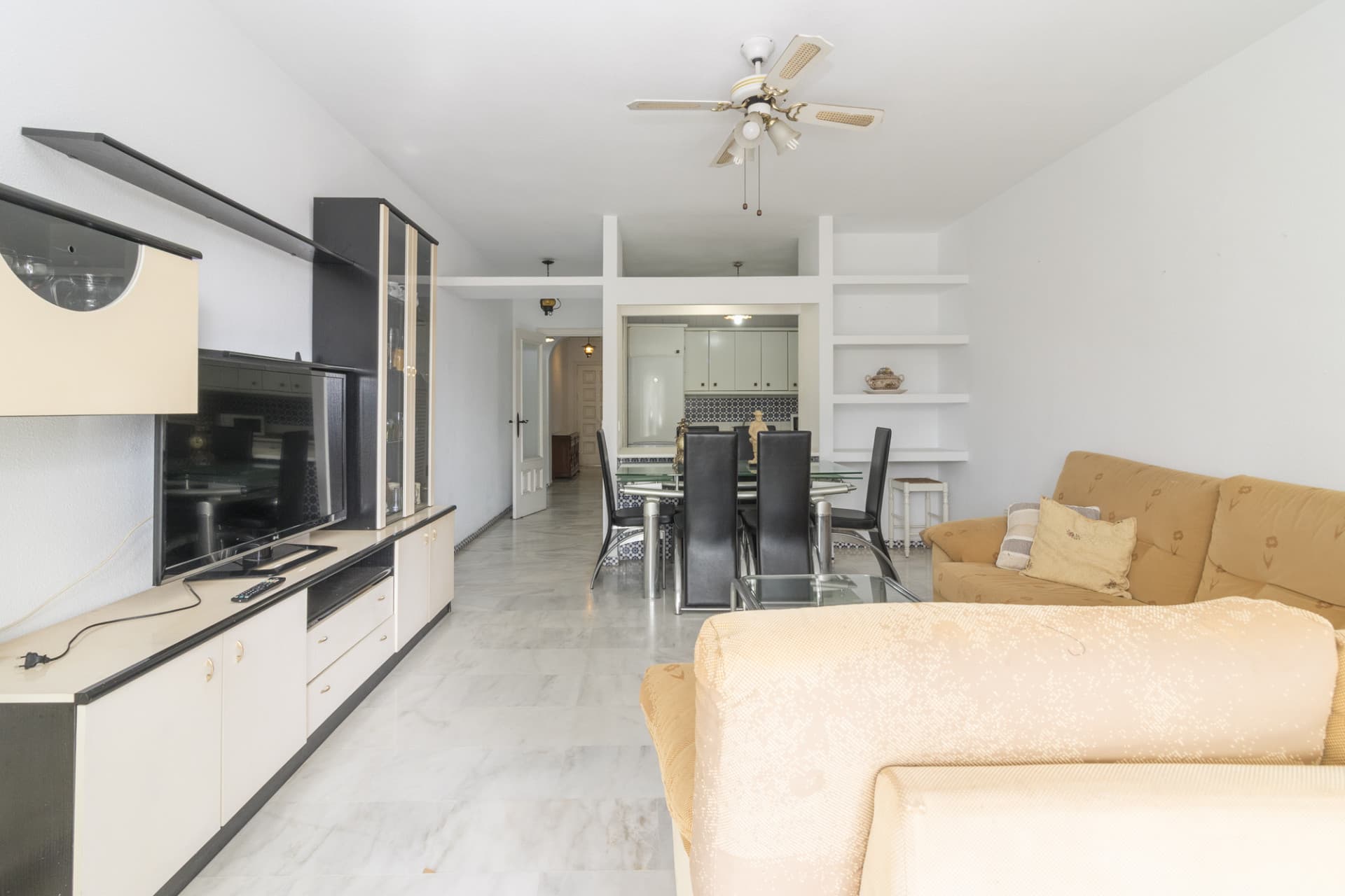 Apartment in Castillo Sohail, 2nd line to the beach, with 134 m² built, 3 bedrooms, 2 bathrooms, good condition, exterio