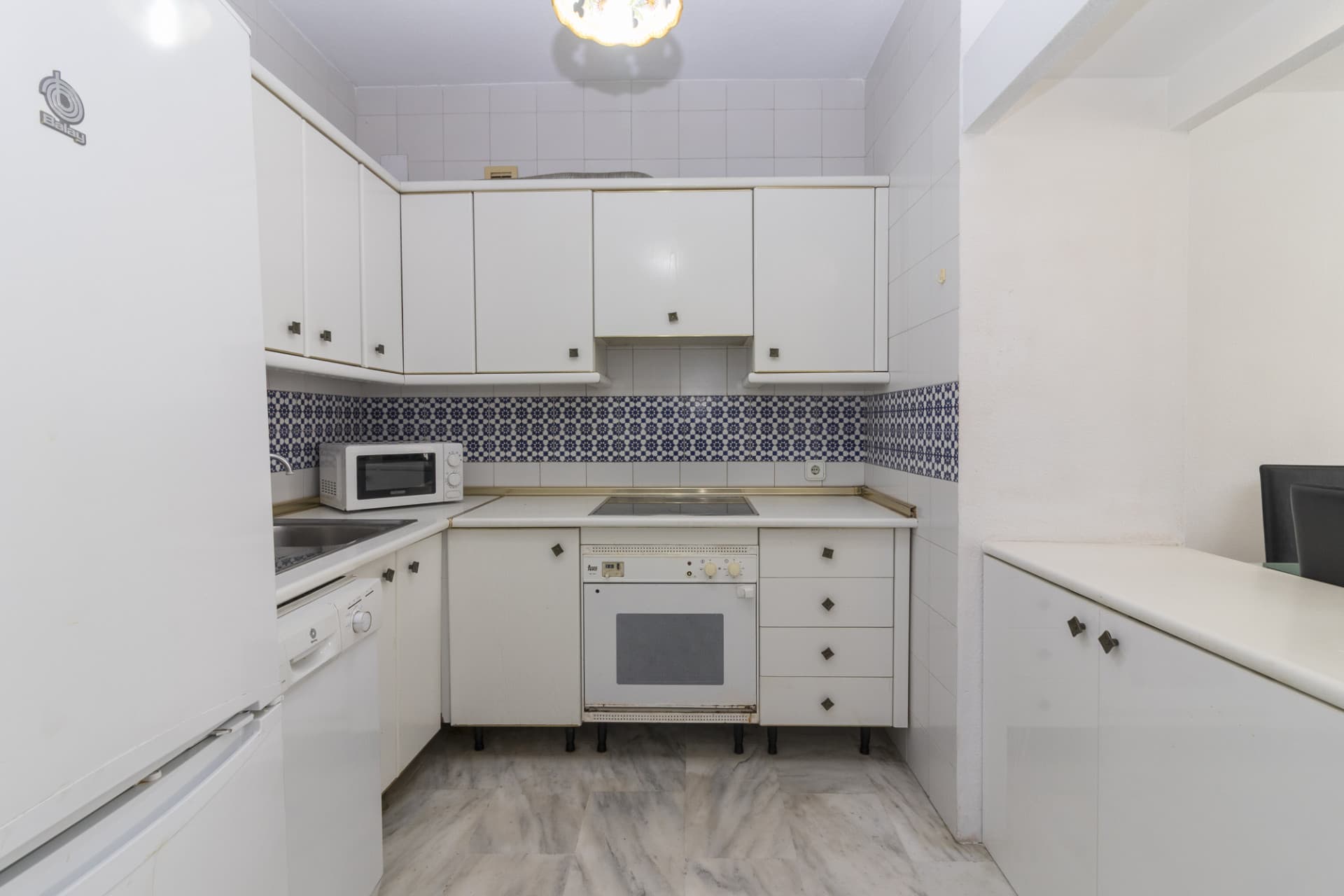 Apartment in Castillo Sohail, 2nd line to the beach, with 134 m² built, 3 bedrooms, 2 bathrooms, good condition, exterio