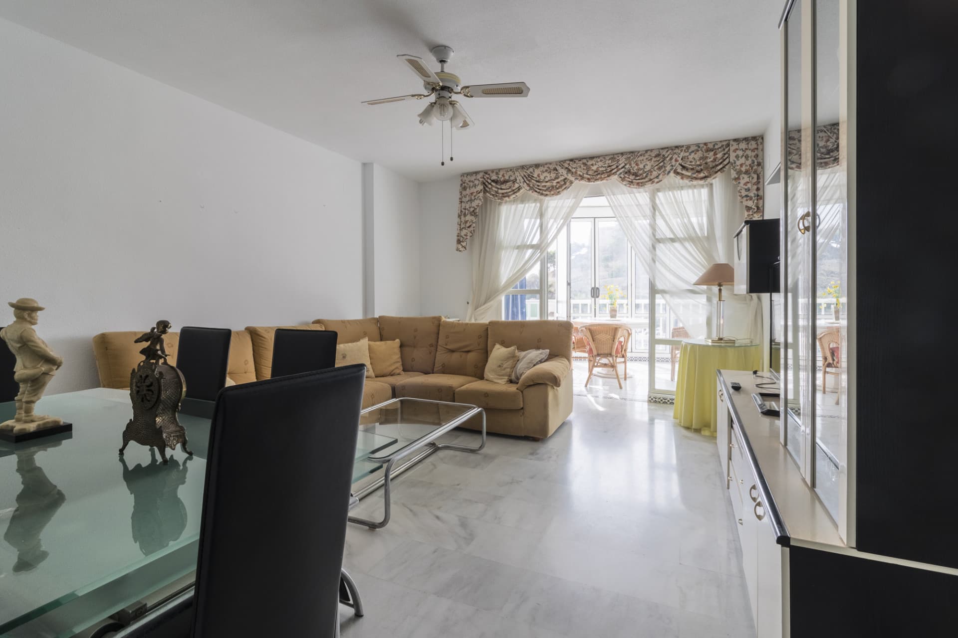 Apartment in Castillo Sohail, 2nd line to the beach, with 134 m² built, 3 bedrooms, 2 bathrooms, good condition, exterio