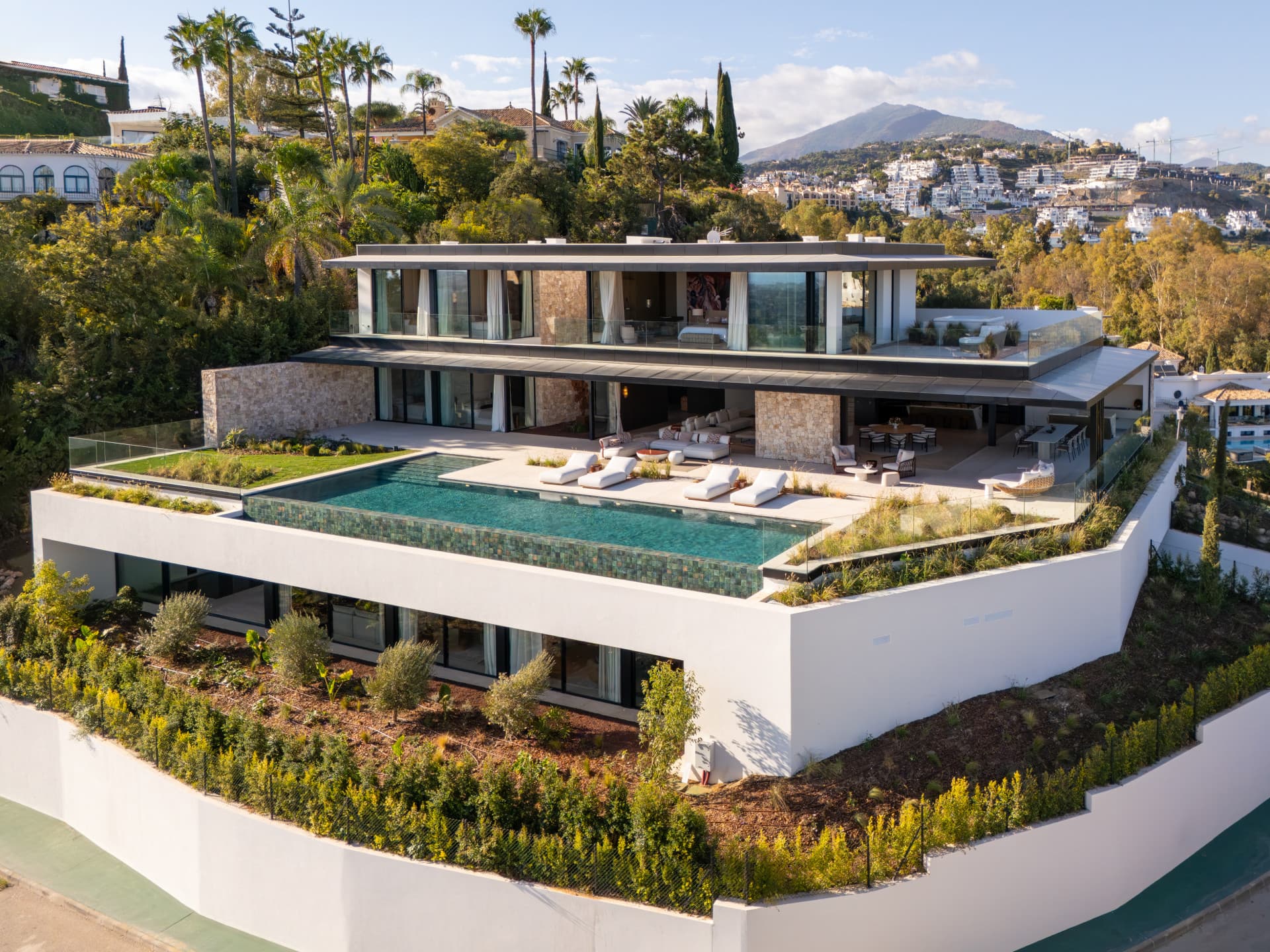 CONTEMPORARY MASTERPIECE WITH PANORAMIC VIEWS IN EL HERROJO ALTO, LA QUINTA Perched high above La Quinta in the exclusiv
