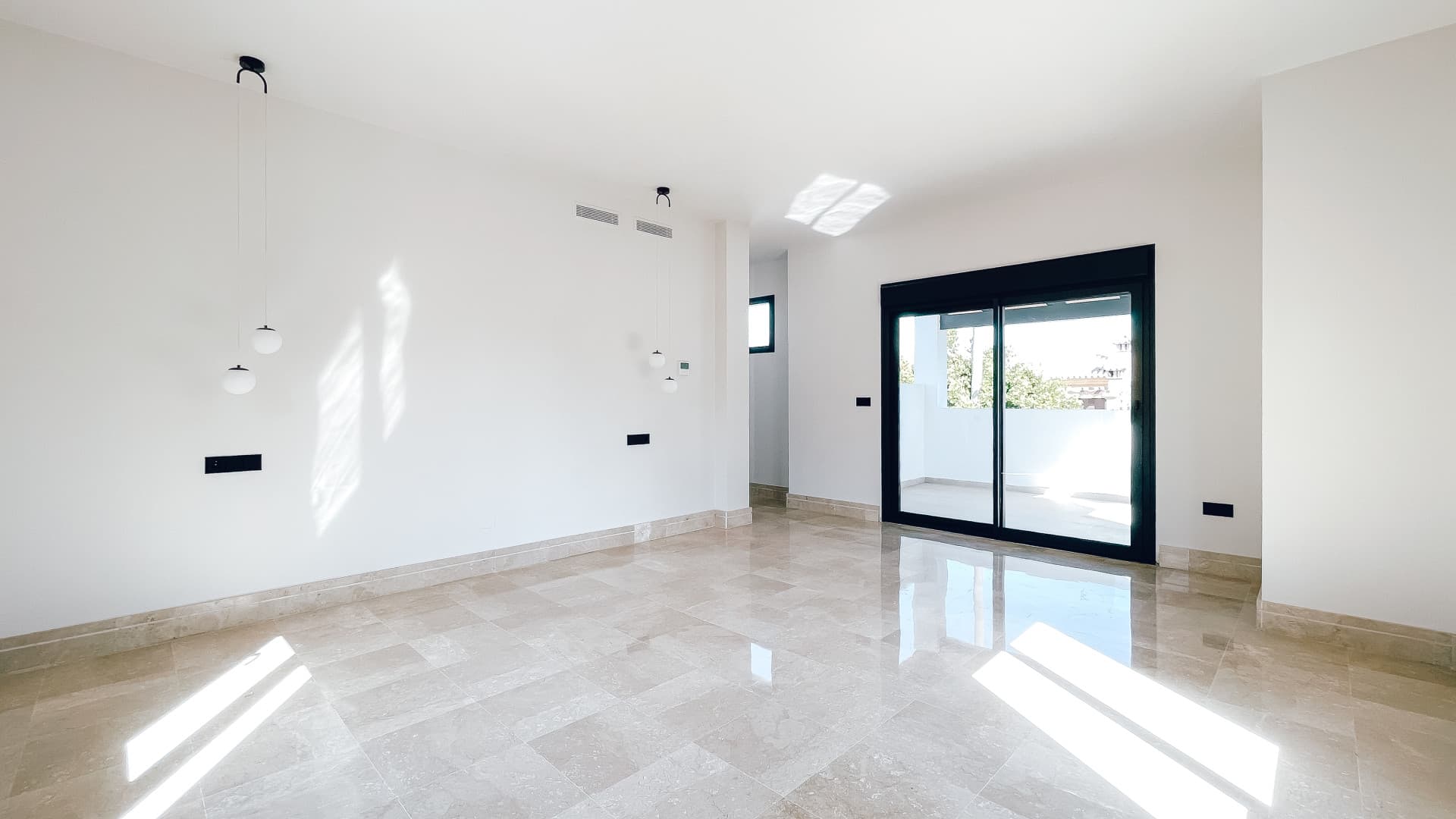A spacious high-end detached house/villa is for sale, located in the exclusive area of Rodeo Alto (Marbella)