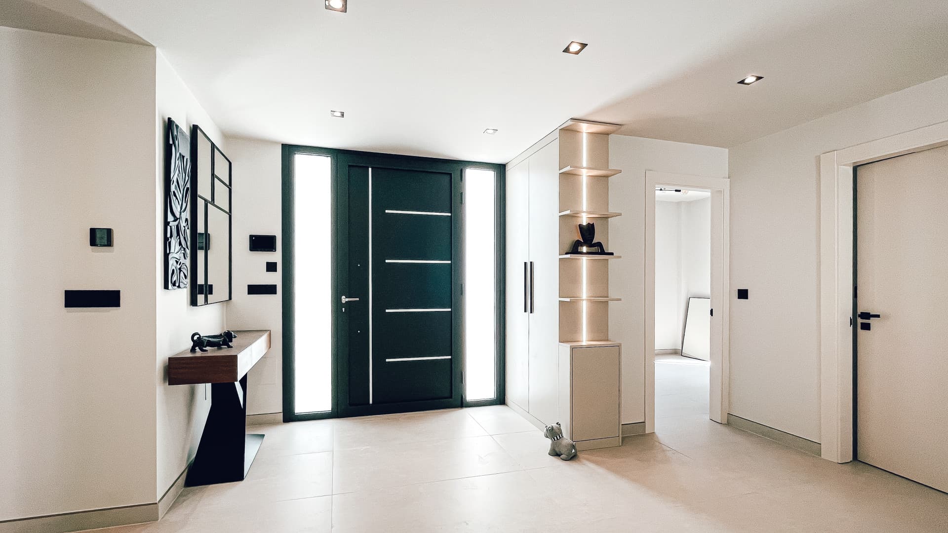 A spacious high-end detached house/villa is for sale, located in the exclusive area of Rodeo Alto (Marbella)