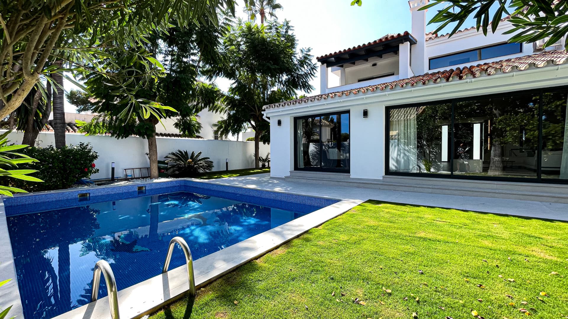 A spacious high-end detached house/villa is for sale, located in the exclusive area of Rodeo Alto (Marbella)