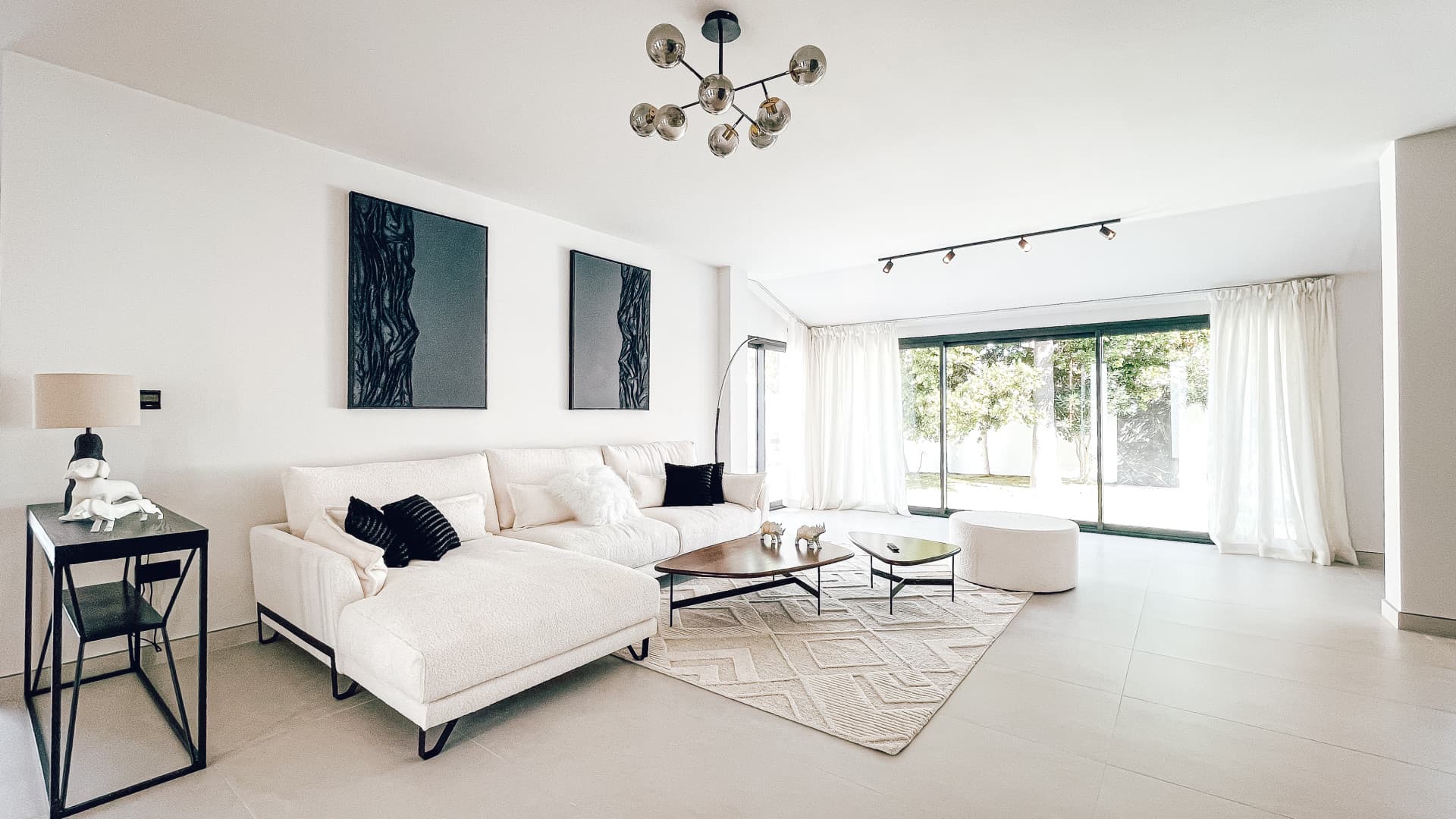 A spacious high-end detached house/villa is for sale, located in the exclusive area of Rodeo Alto (Marbella)