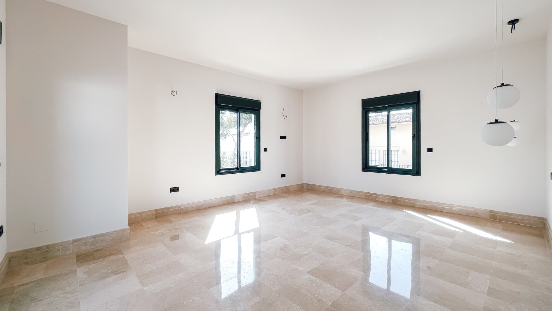A spacious high-end detached house/villa is for sale, located in the exclusive area of Rodeo Alto (Marbella)