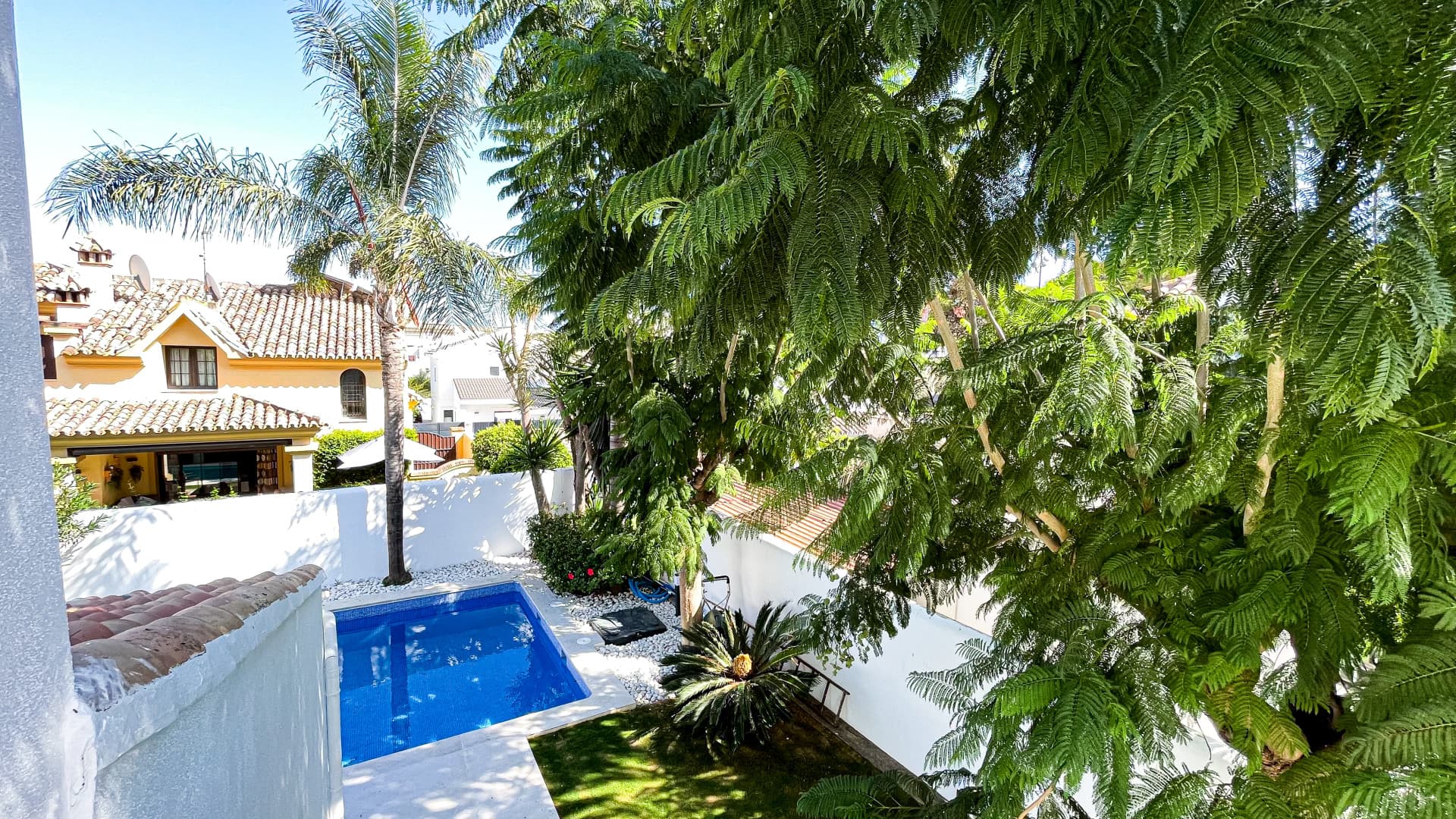 A spacious high-end detached house/villa is for sale, located in the exclusive area of Rodeo Alto (Marbella)