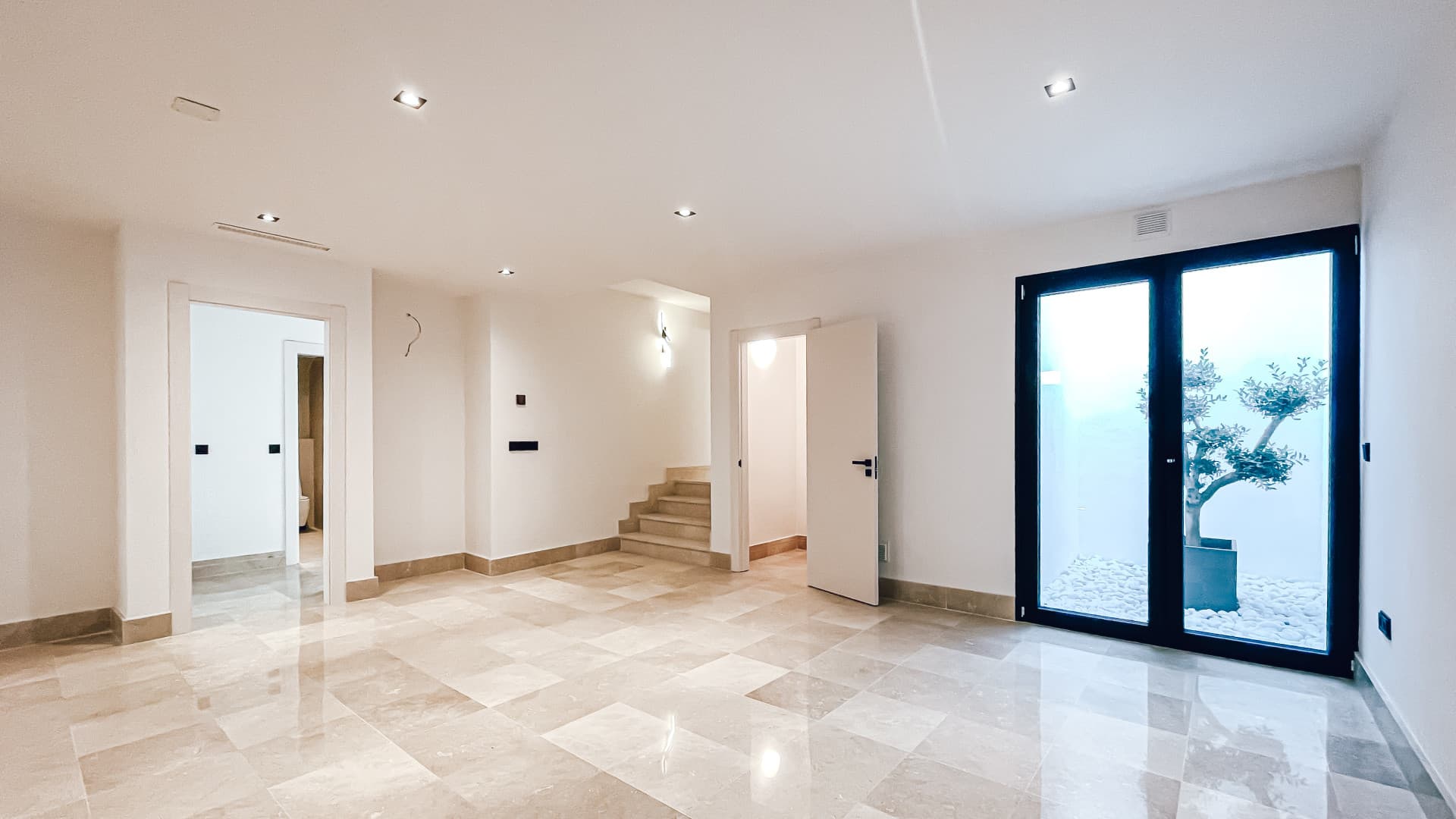 A spacious high-end detached house/villa is for sale, located in the exclusive area of Rodeo Alto (Marbella)