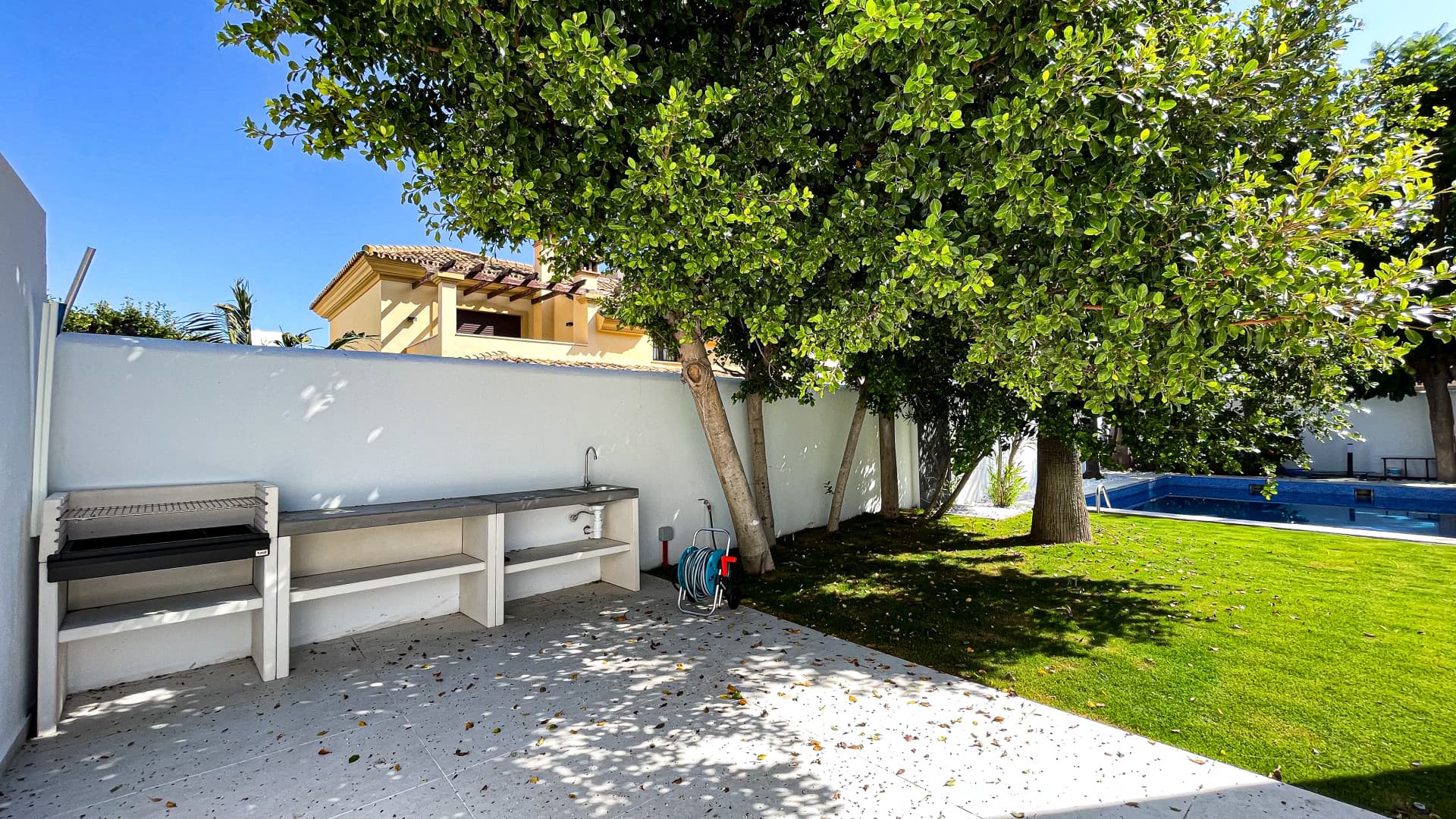 A spacious high-end detached house/villa is for sale, located in the exclusive area of Rodeo Alto (Marbella)