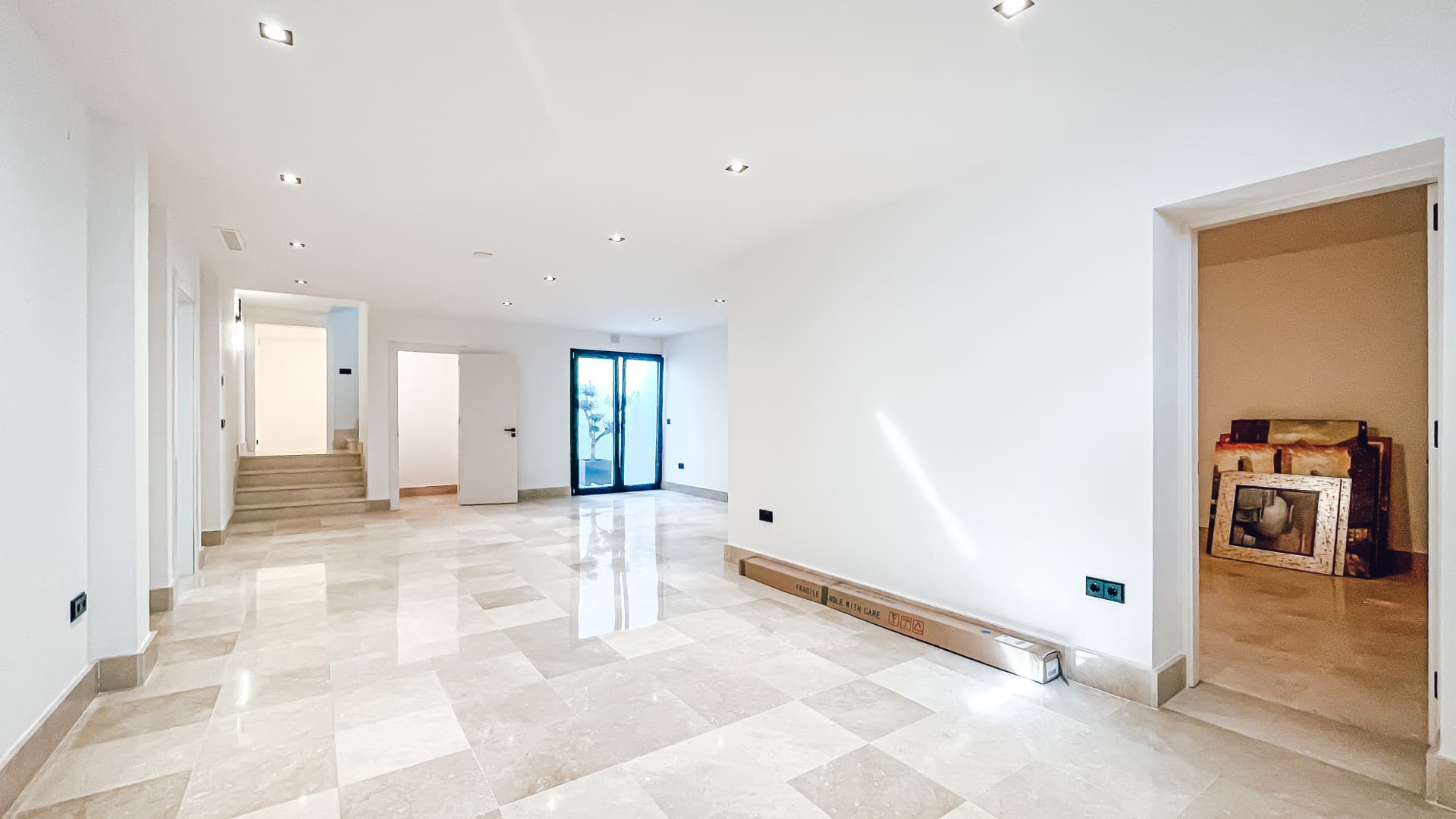 A spacious high-end detached house/villa is for sale, located in the exclusive area of Rodeo Alto (Marbella)