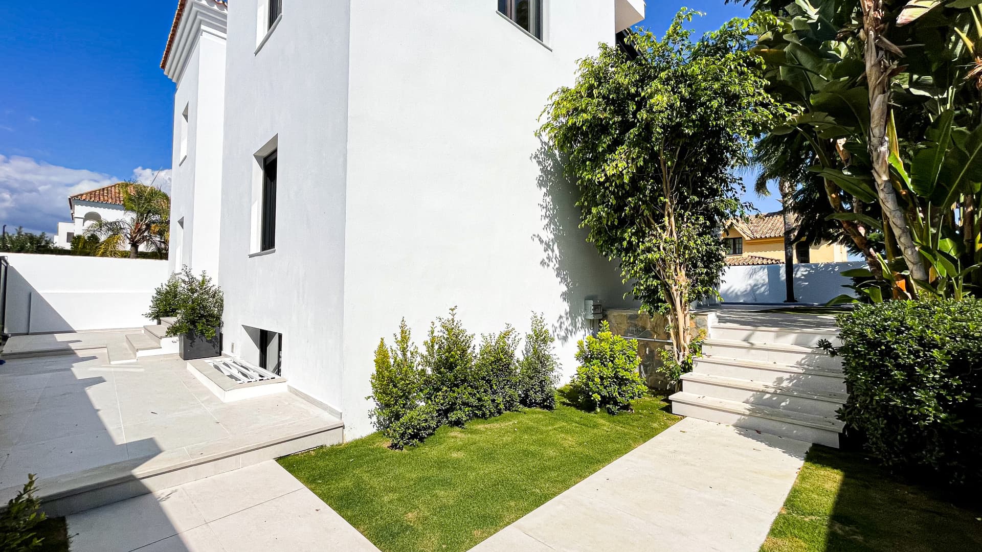 A spacious high-end detached house/villa is for sale, located in the exclusive area of Rodeo Alto (Marbella)