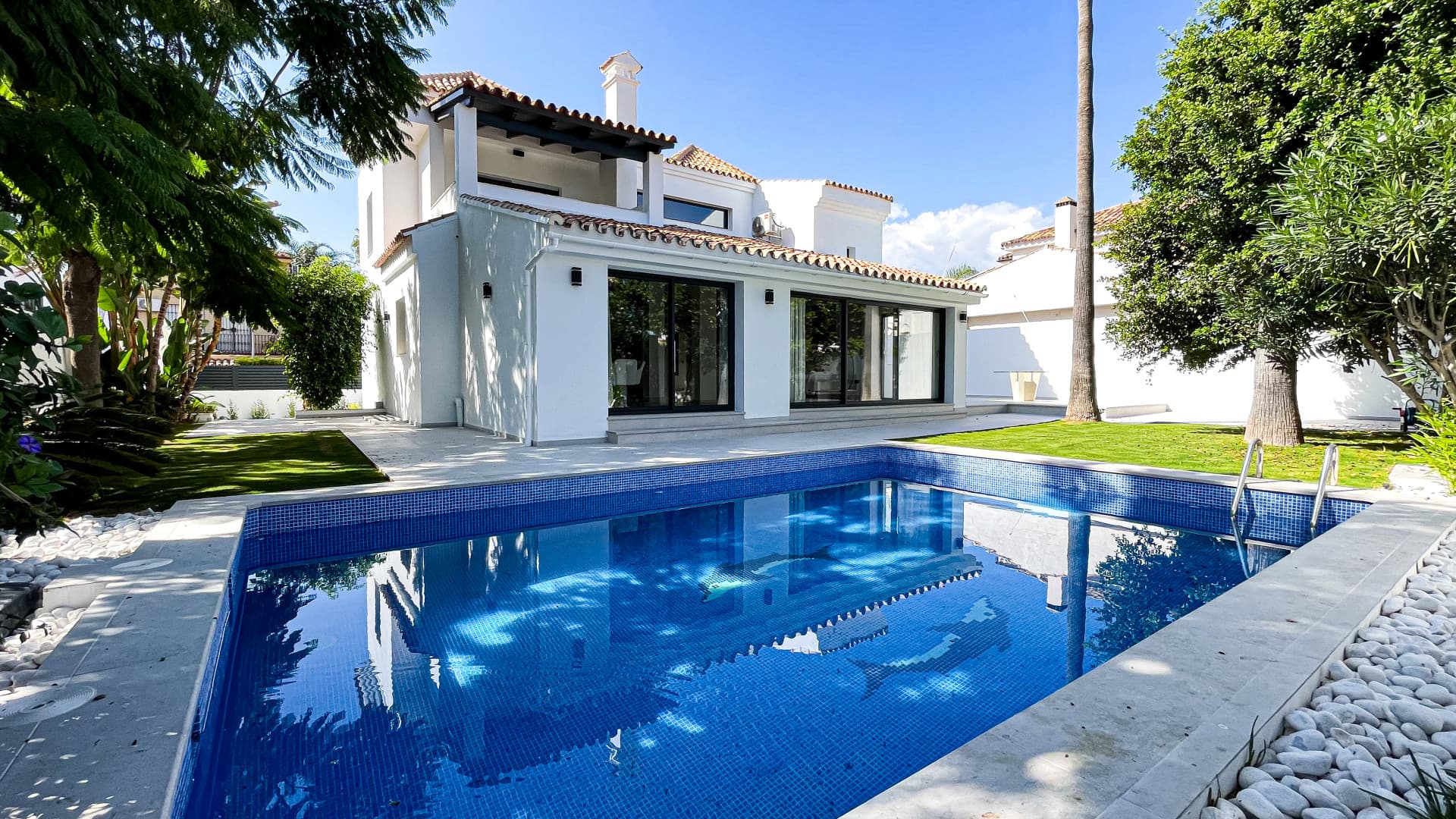 A spacious high-end detached house/villa is for sale, located in the exclusive area of Rodeo Alto (Marbella)