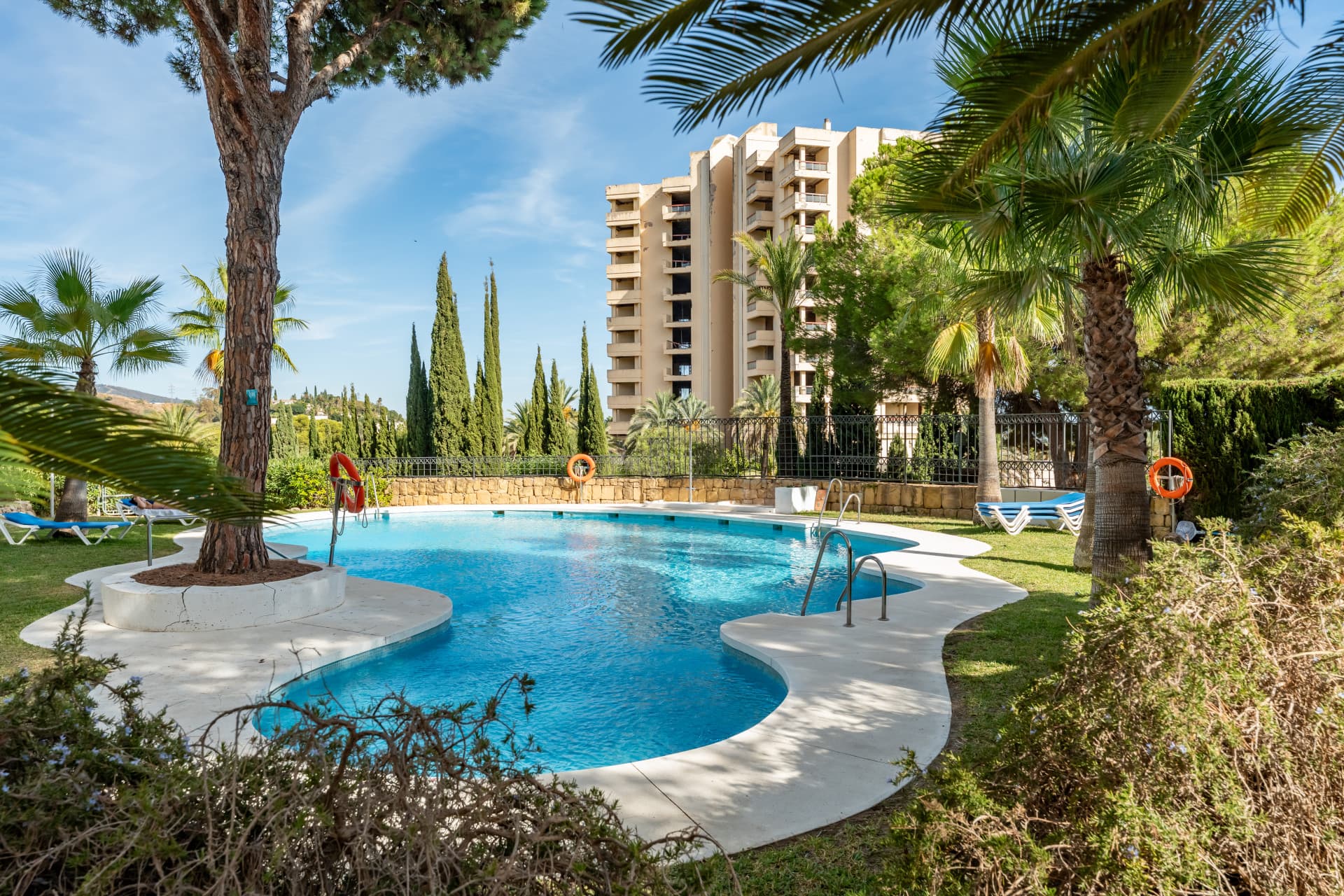 This delightful 2 bed apartment is flooded with light and enjoys the sun all day due to its South and West facing terrac