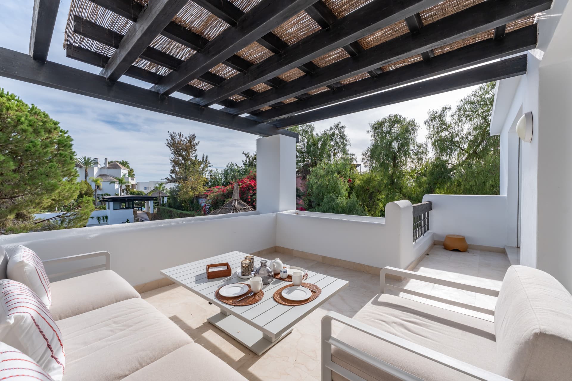 This delightful 2 bed apartment is flooded with light and enjoys the sun all day due to its South and West facing terrac