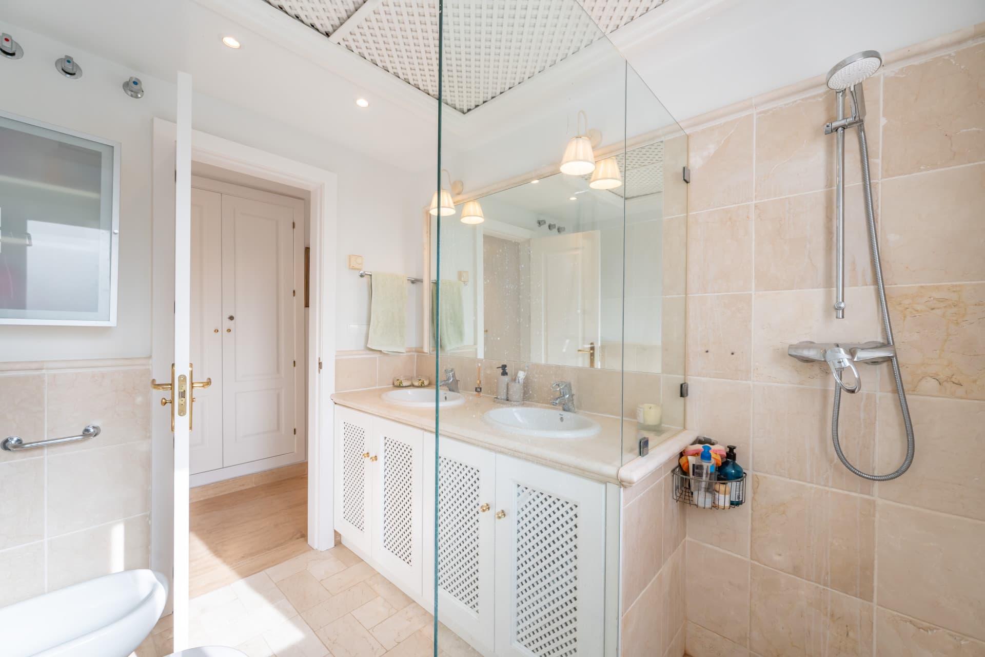 This delightful 2 bed apartment is flooded with light and enjoys the sun all day due to its South and West facing terrac