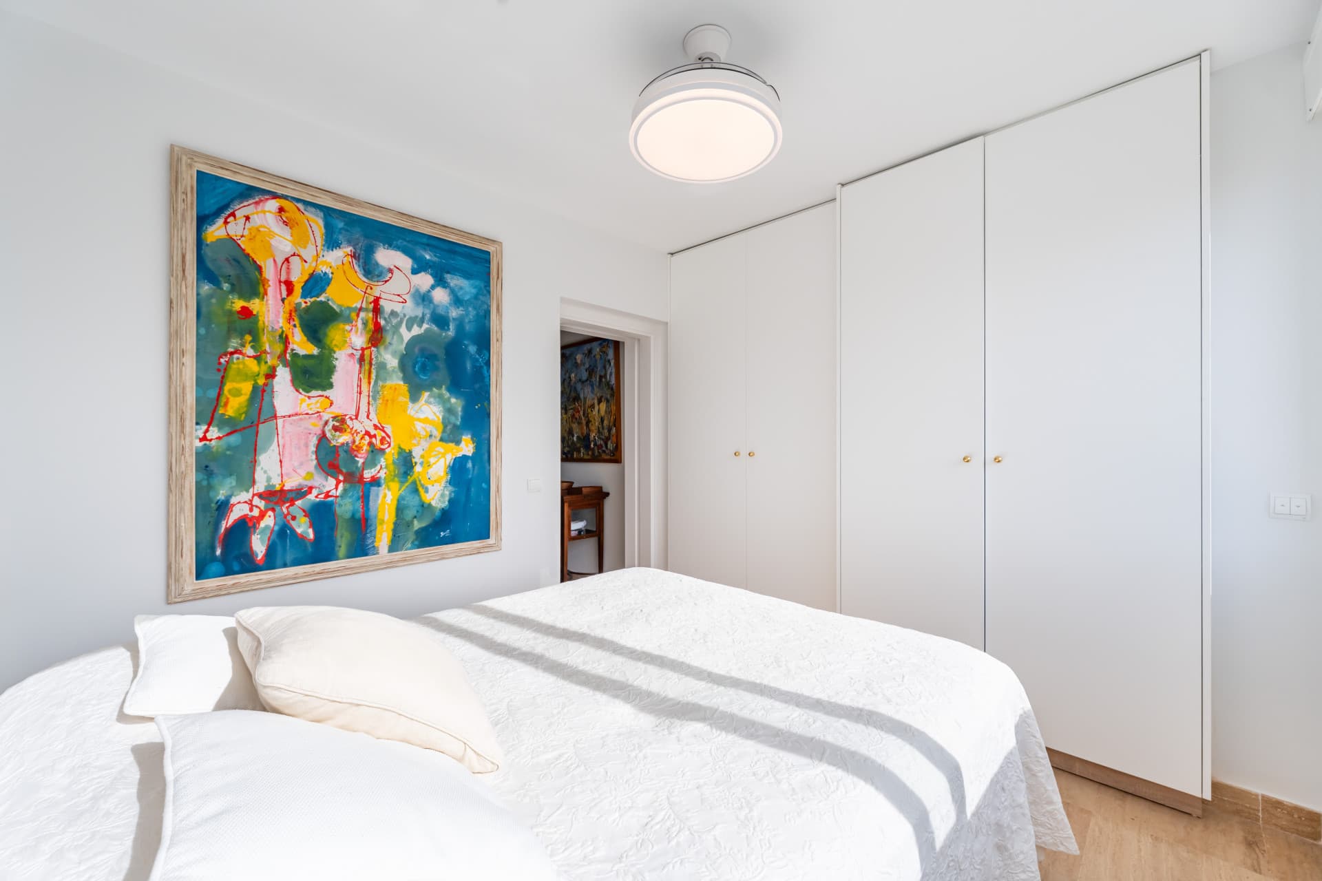 This delightful 2 bed apartment is flooded with light and enjoys the sun all day due to its South and West facing terrac
