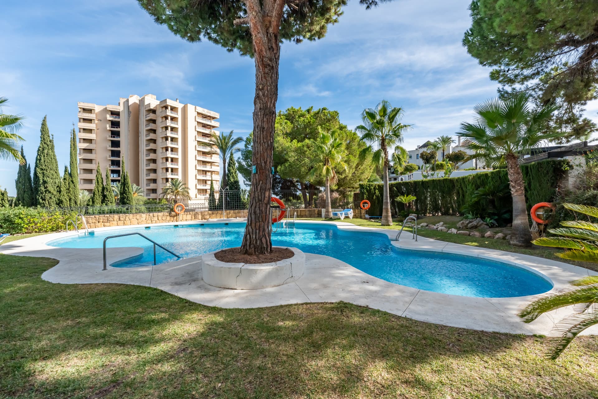 This delightful 2 bed apartment is flooded with light and enjoys the sun all day due to its South and West facing terrac