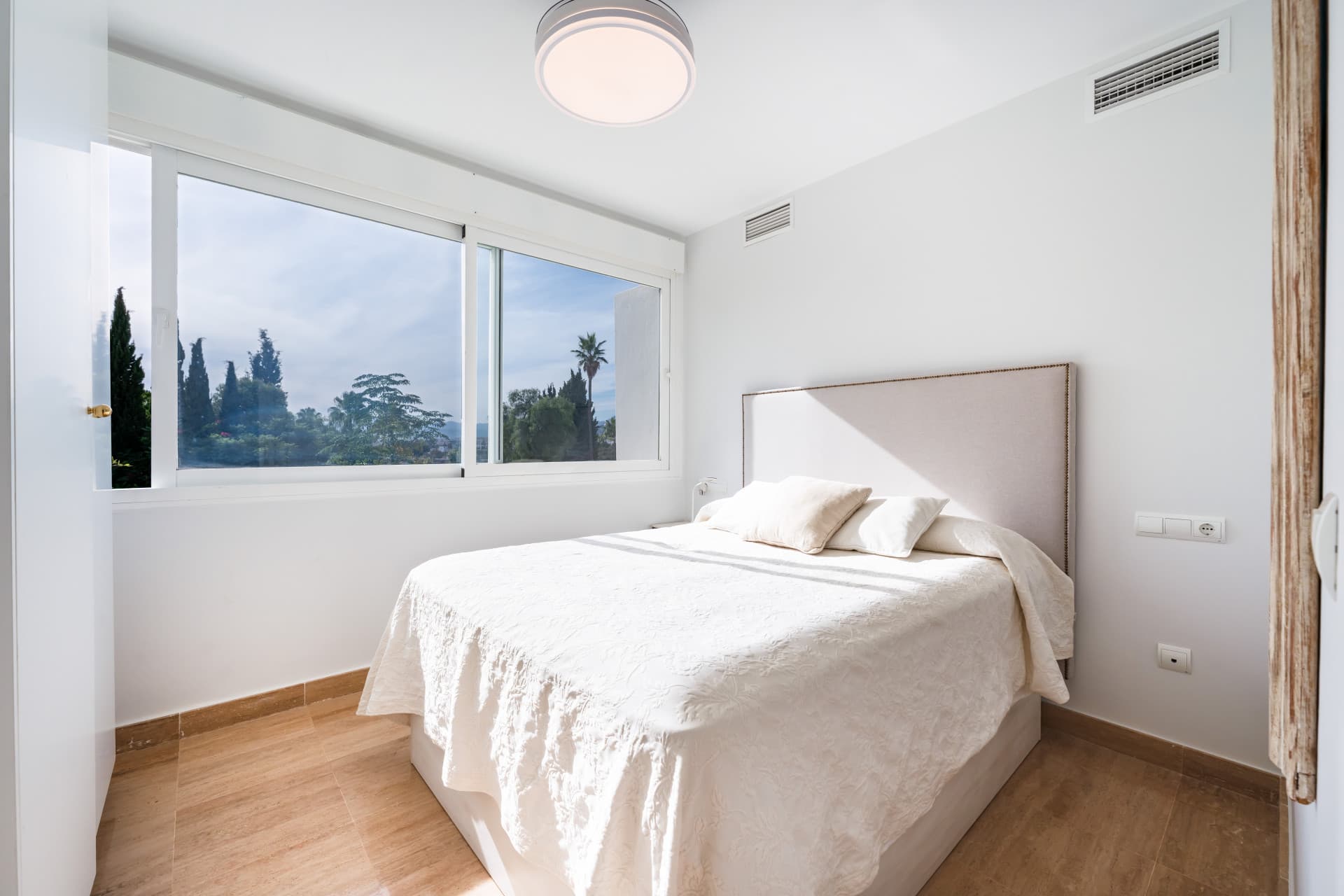 This delightful 2 bed apartment is flooded with light and enjoys the sun all day due to its South and West facing terrac