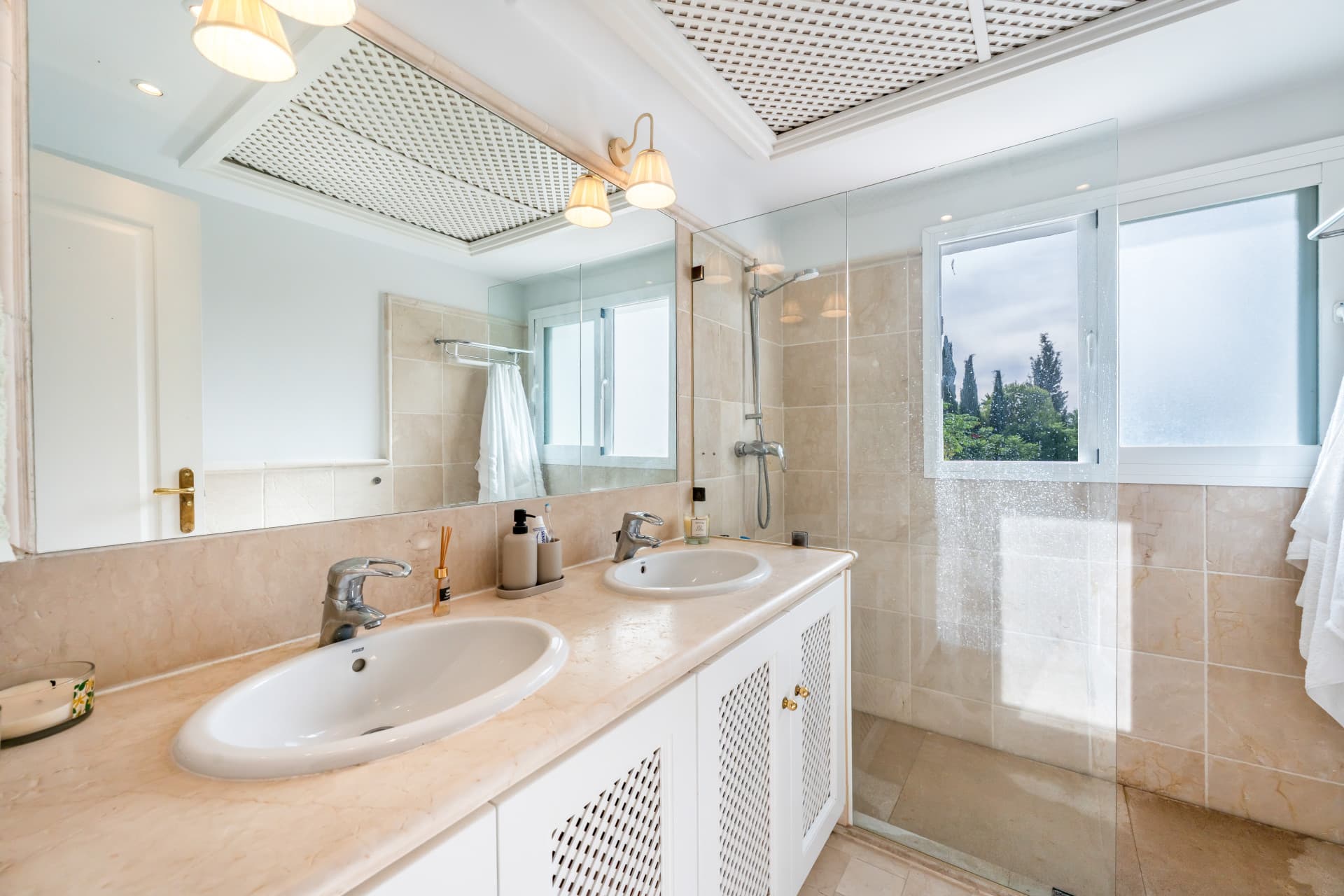 This delightful 2 bed apartment is flooded with light and enjoys the sun all day due to its South and West facing terrac