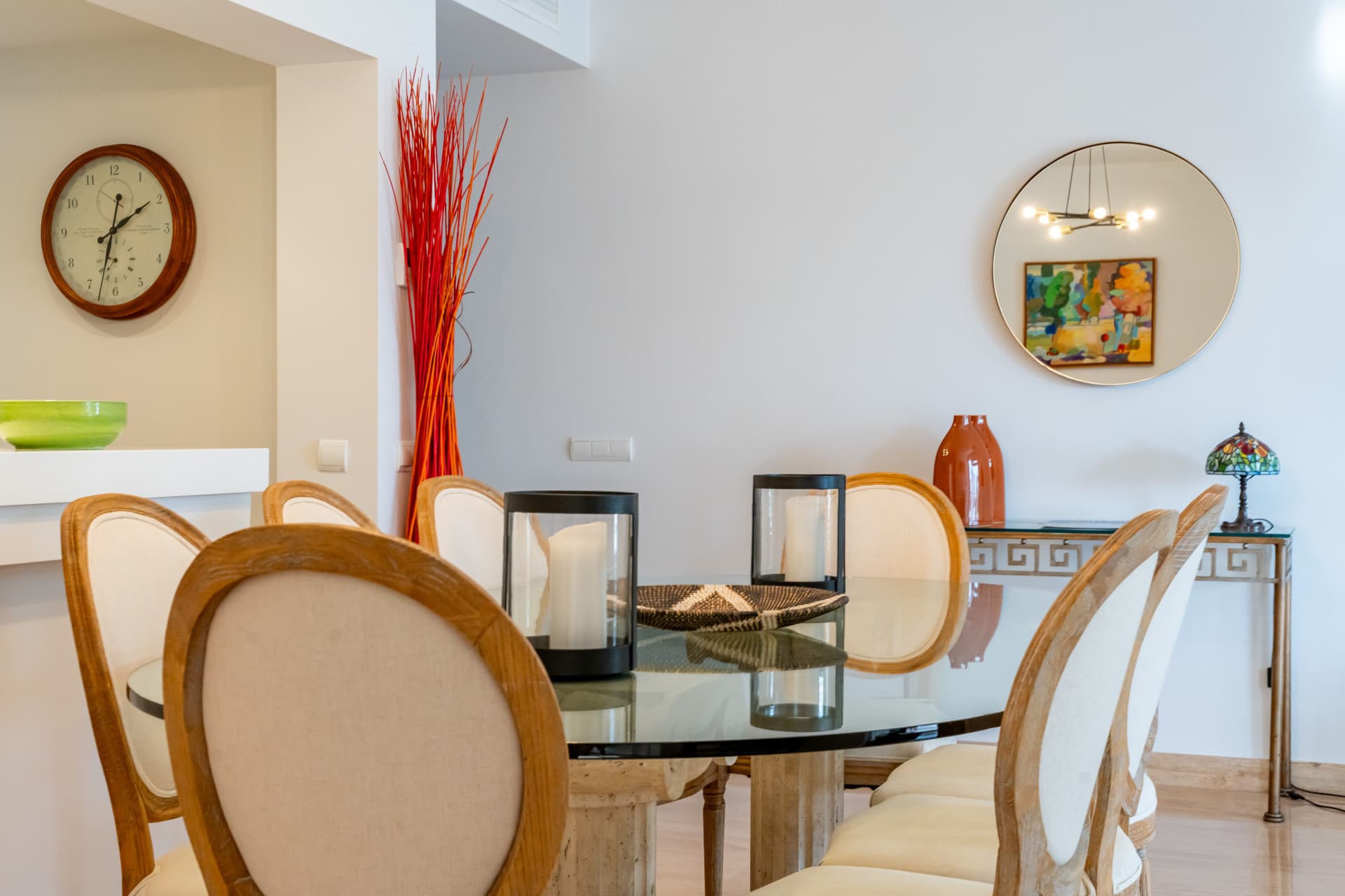 This delightful 2 bed apartment is flooded with light and enjoys the sun all day due to its South and West facing terrac