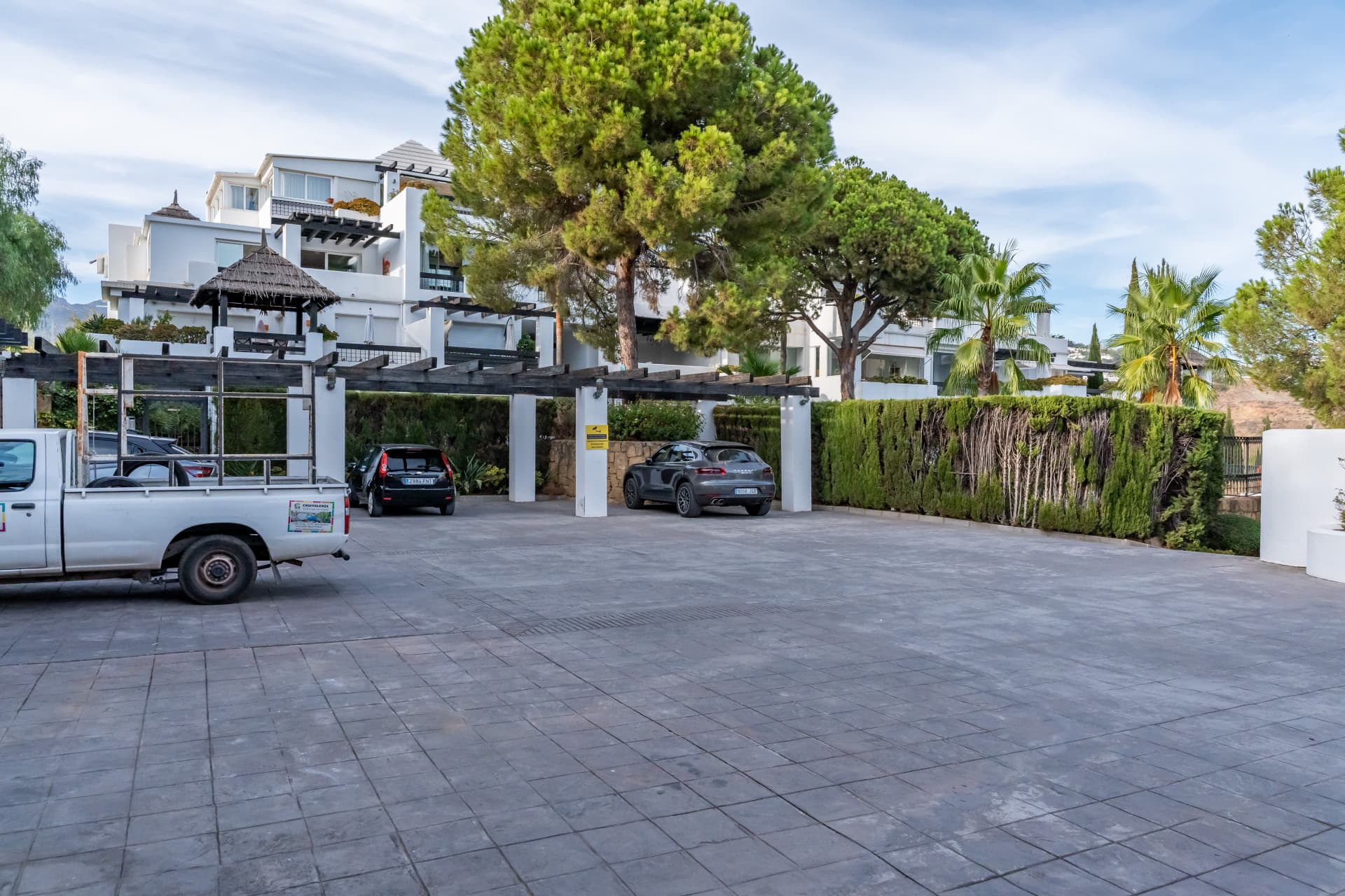 This delightful 2 bed apartment is flooded with light and enjoys the sun all day due to its South and West facing terrac