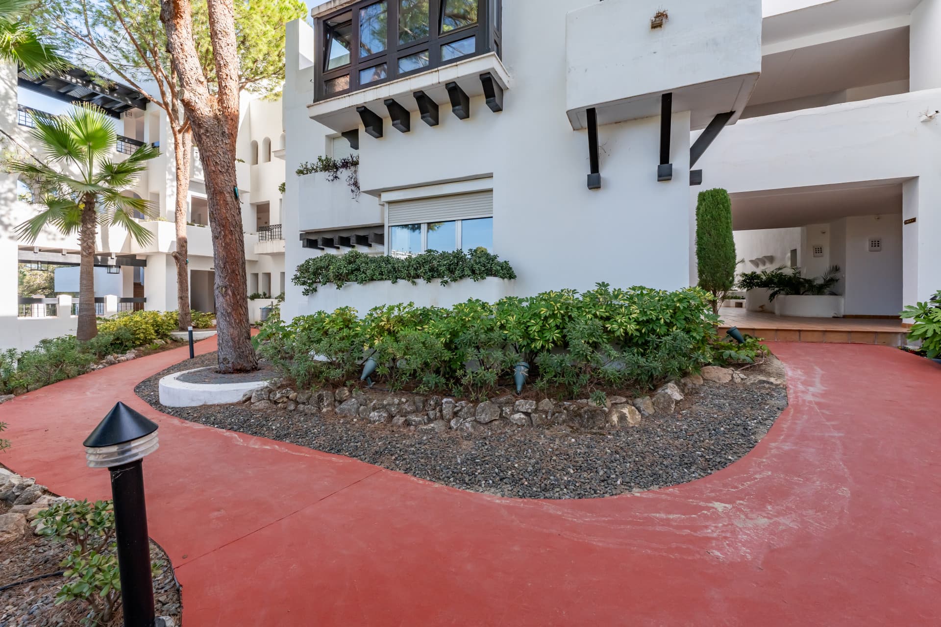 This delightful 2 bed apartment is flooded with light and enjoys the sun all day due to its South and West facing terrac