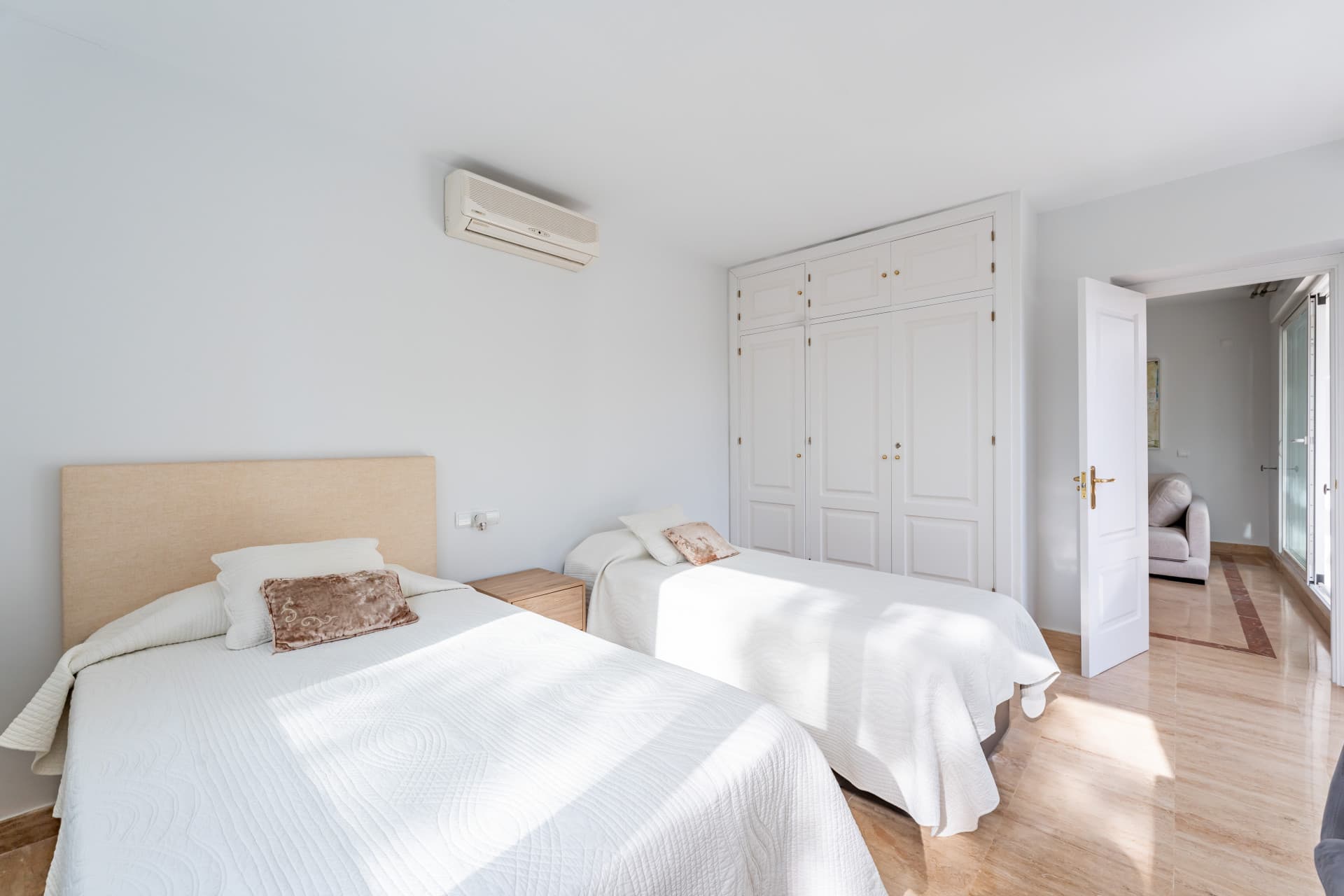 This delightful 2 bed apartment is flooded with light and enjoys the sun all day due to its South and West facing terrac