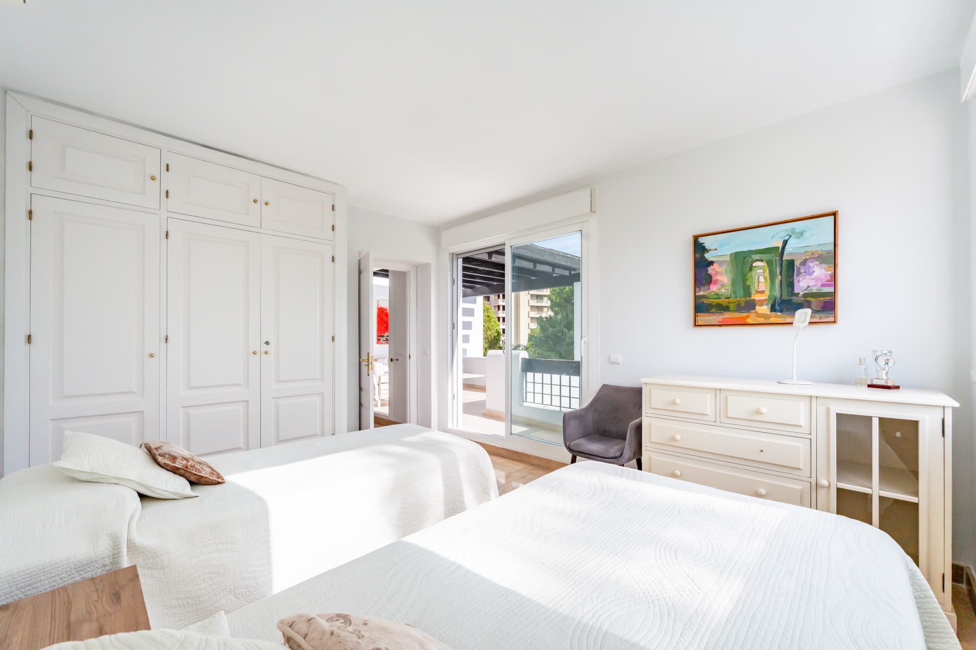 This delightful 2 bed apartment is flooded with light and enjoys the sun all day due to its South and West facing terrac