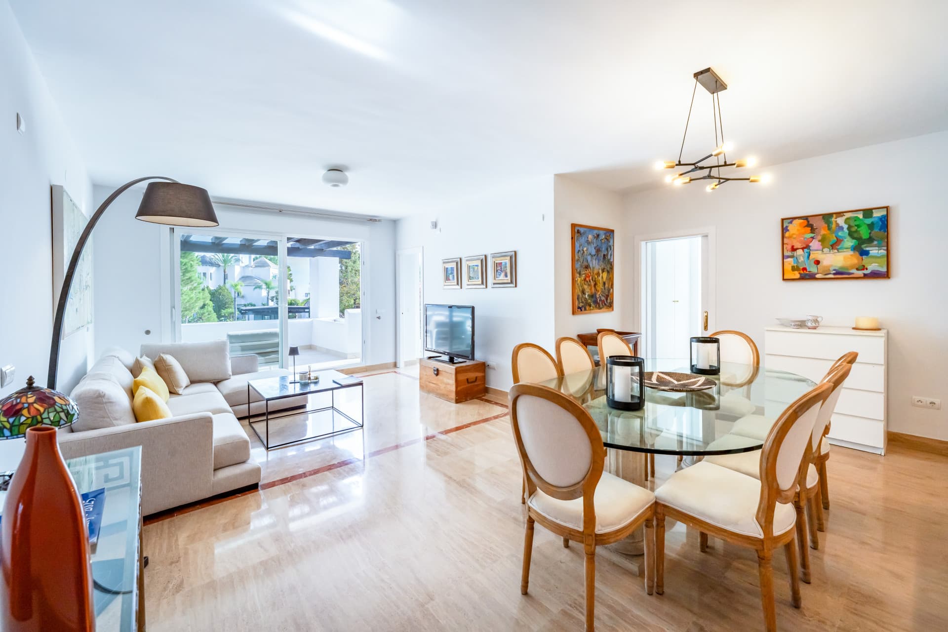 This delightful 2 bed apartment is flooded with light and enjoys the sun all day due to its South and West facing terrac