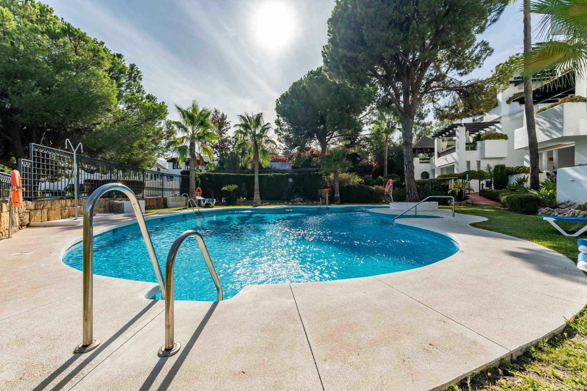 This delightful 2 bed apartment is flooded with light and enjoys the sun all day due to its South and West facing terrac