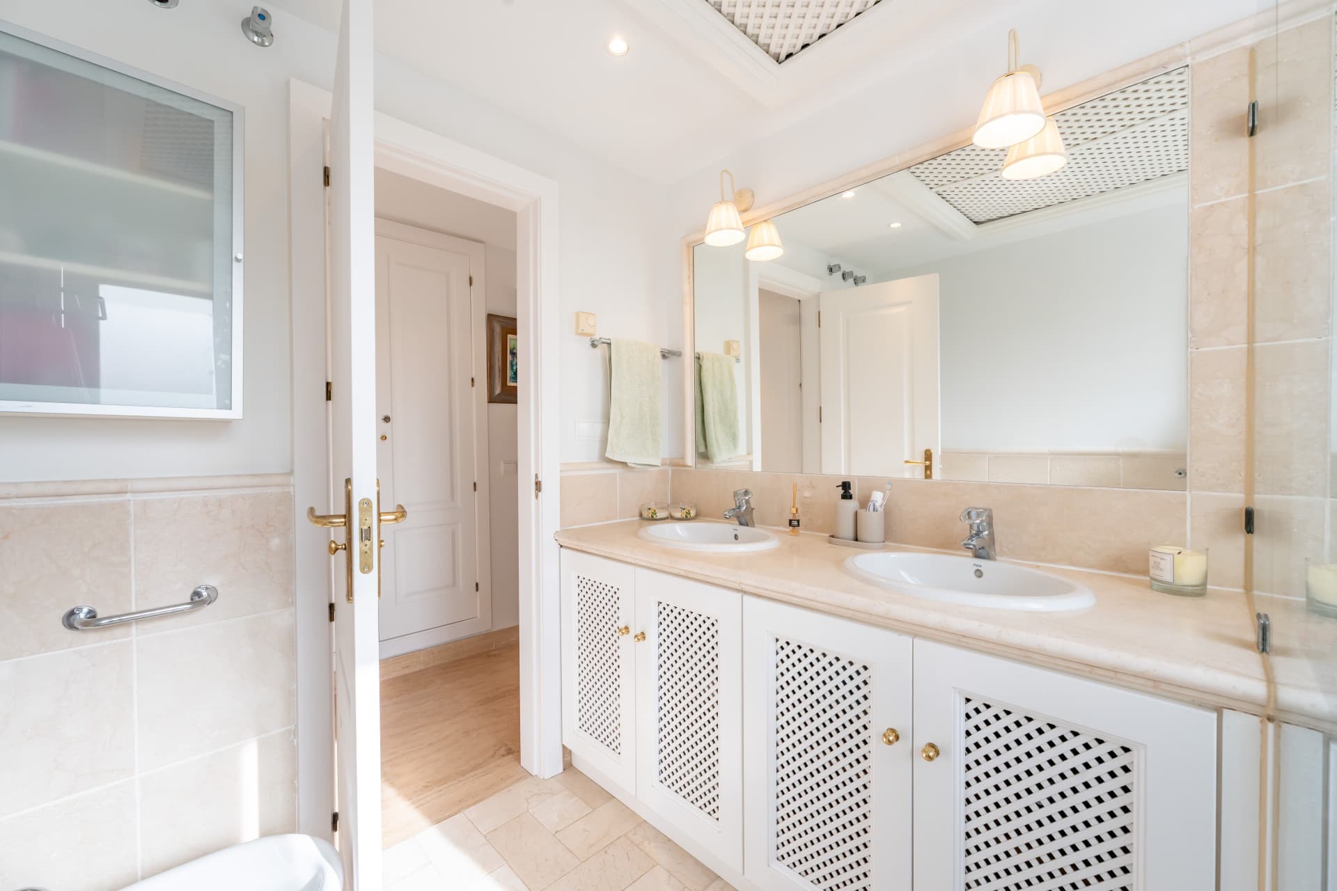 This delightful 2 bed apartment is flooded with light and enjoys the sun all day due to its South and West facing terrac