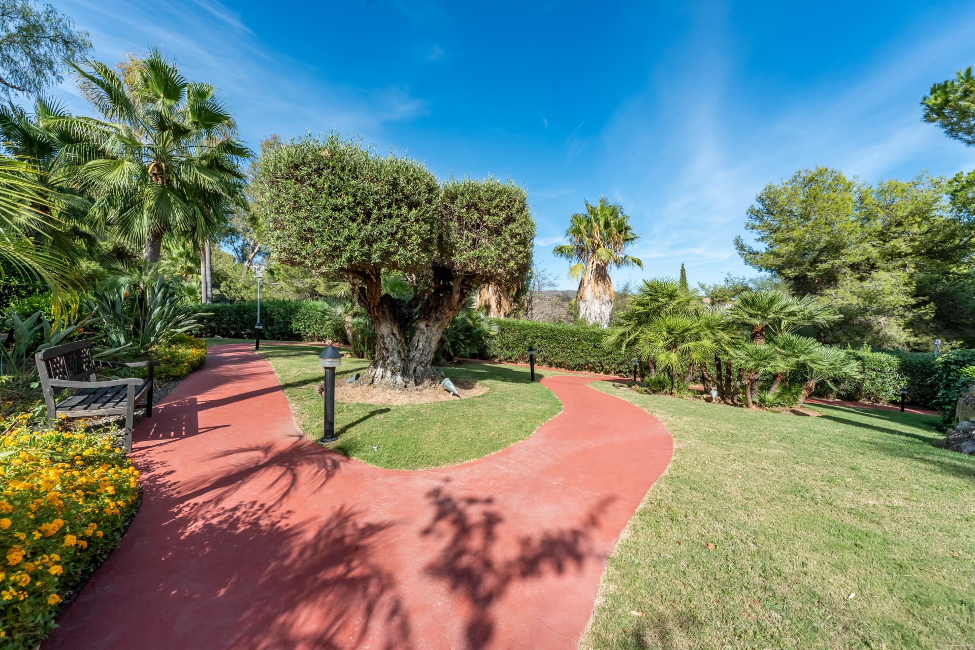 This delightful 2 bed apartment is flooded with light and enjoys the sun all day due to its South and West facing terrac