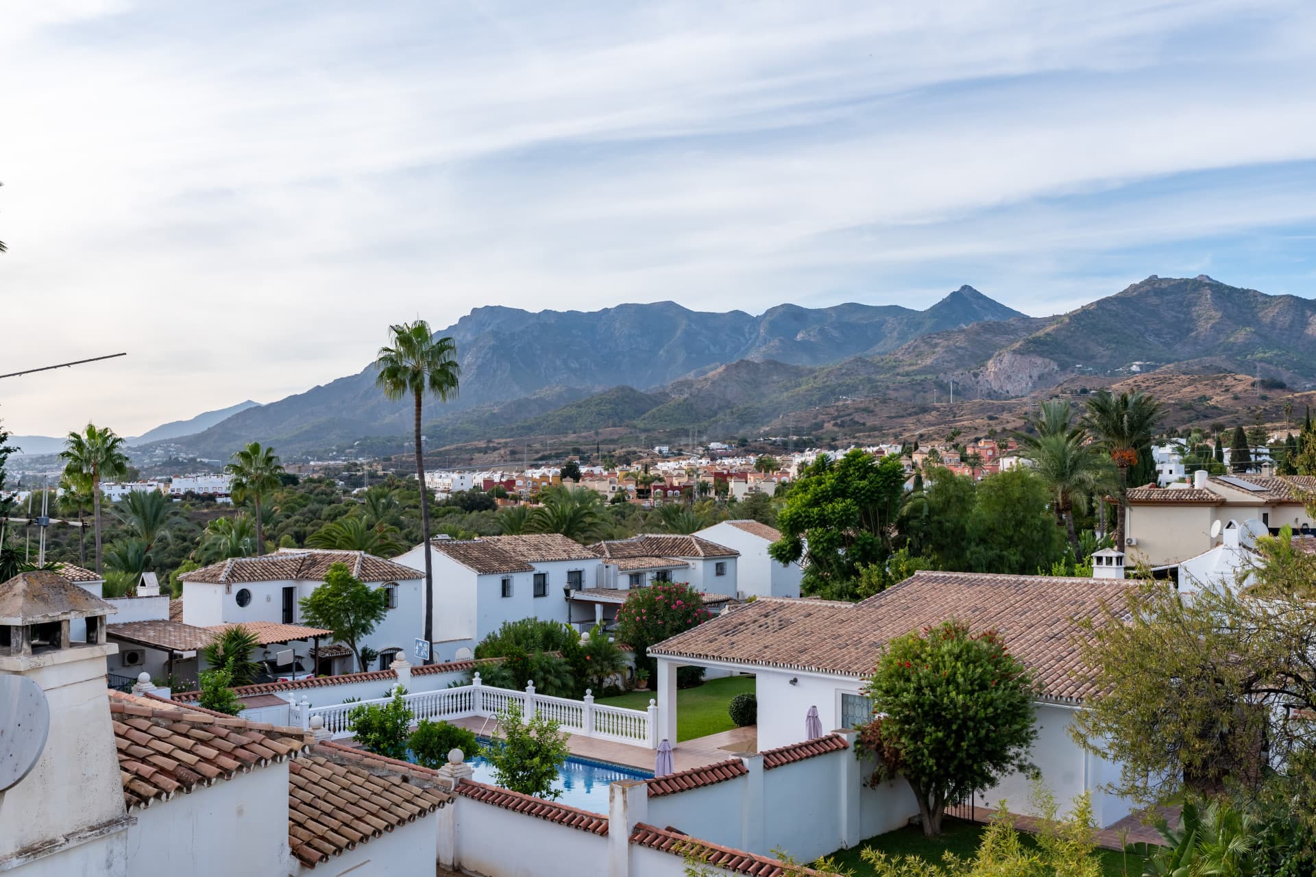 This delightful 2 bed apartment is flooded with light and enjoys the sun all day due to its South and West facing terrac