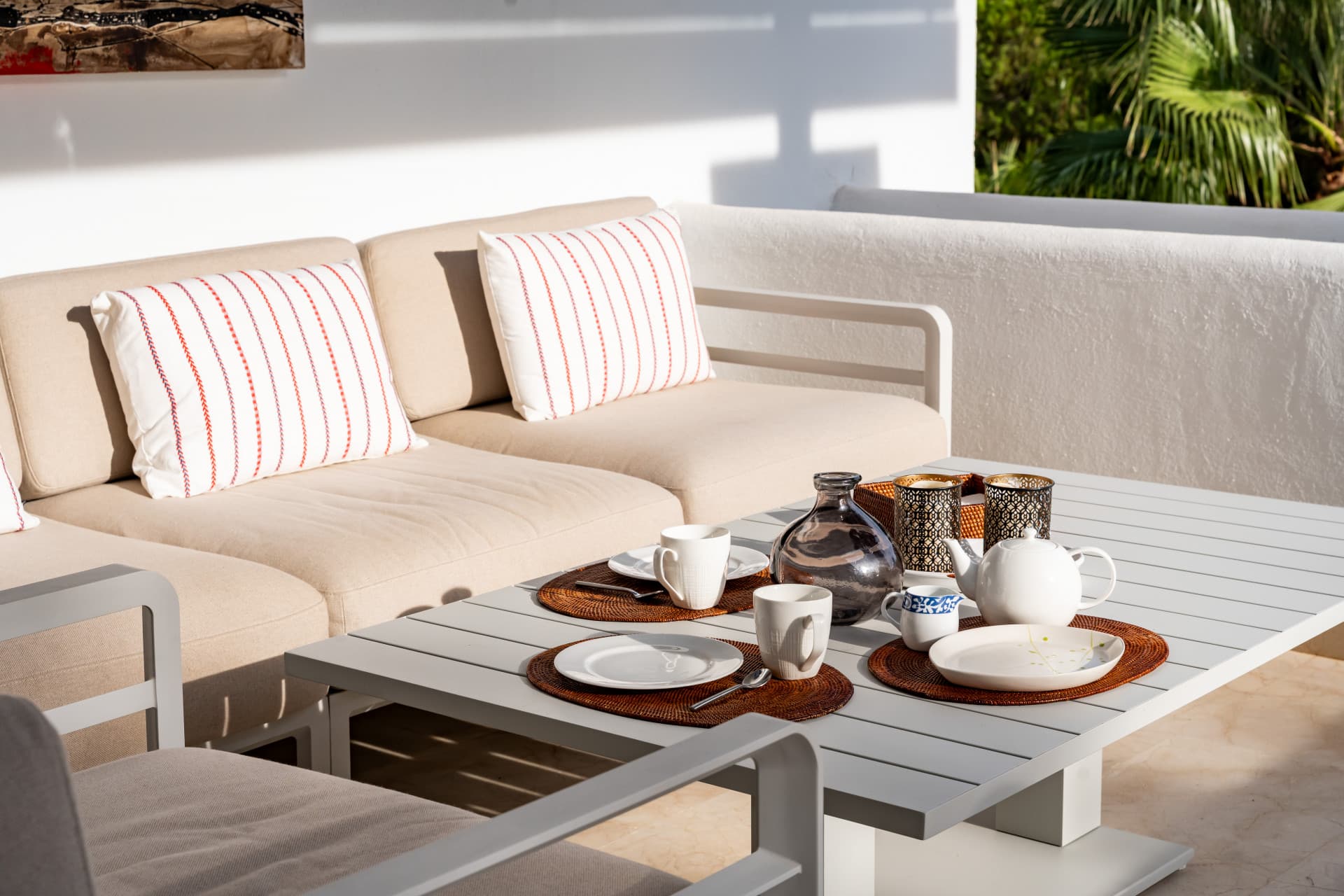 This delightful 2 bed apartment is flooded with light and enjoys the sun all day due to its South and West facing terrac