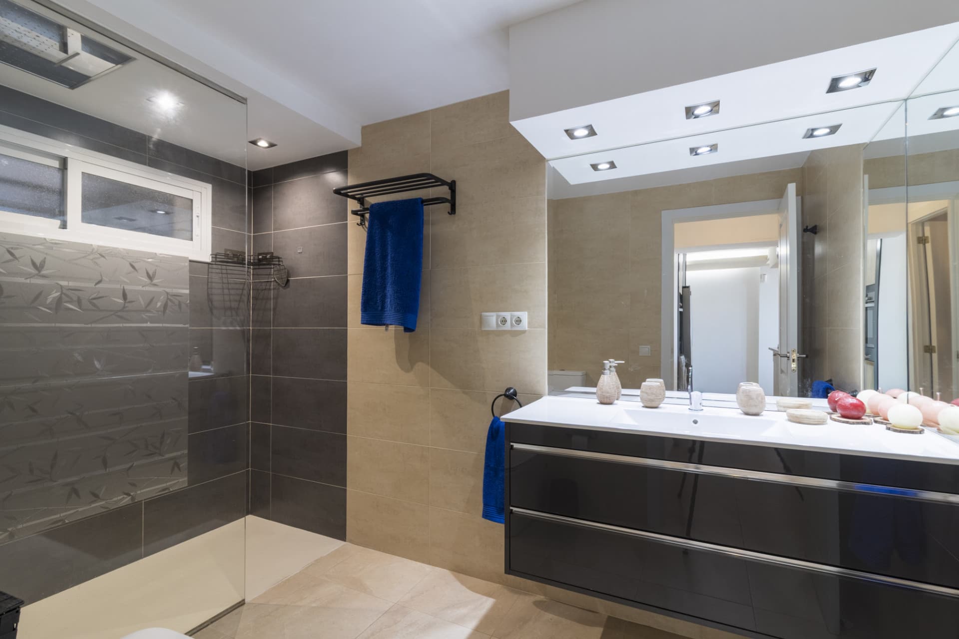 Wonderful apartment for sale, with an excellent location, sea views, surrounded by amenities, and just a few minutes' wa