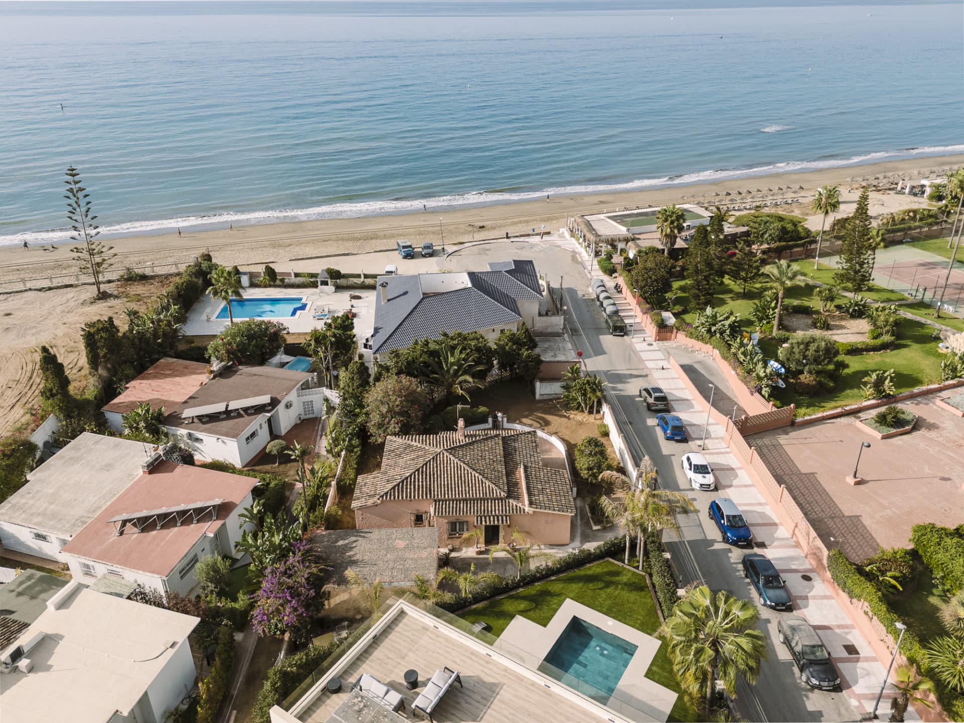 Exclusiva villa en venta en Marbella Este – Urbanización Costabella, segunda línea de playa